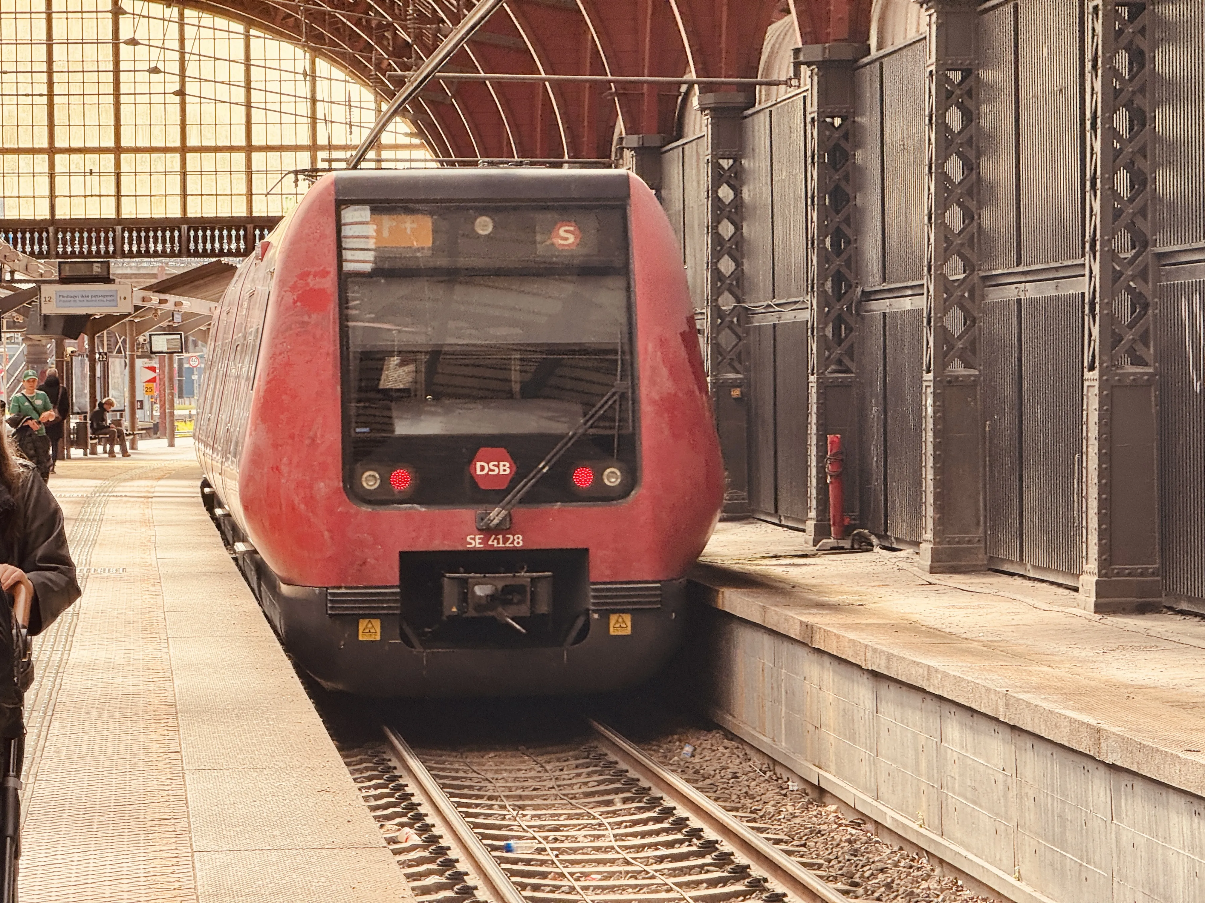 Billede af DSB SE 4128 fotograferet ud for København Hovedbanegård.