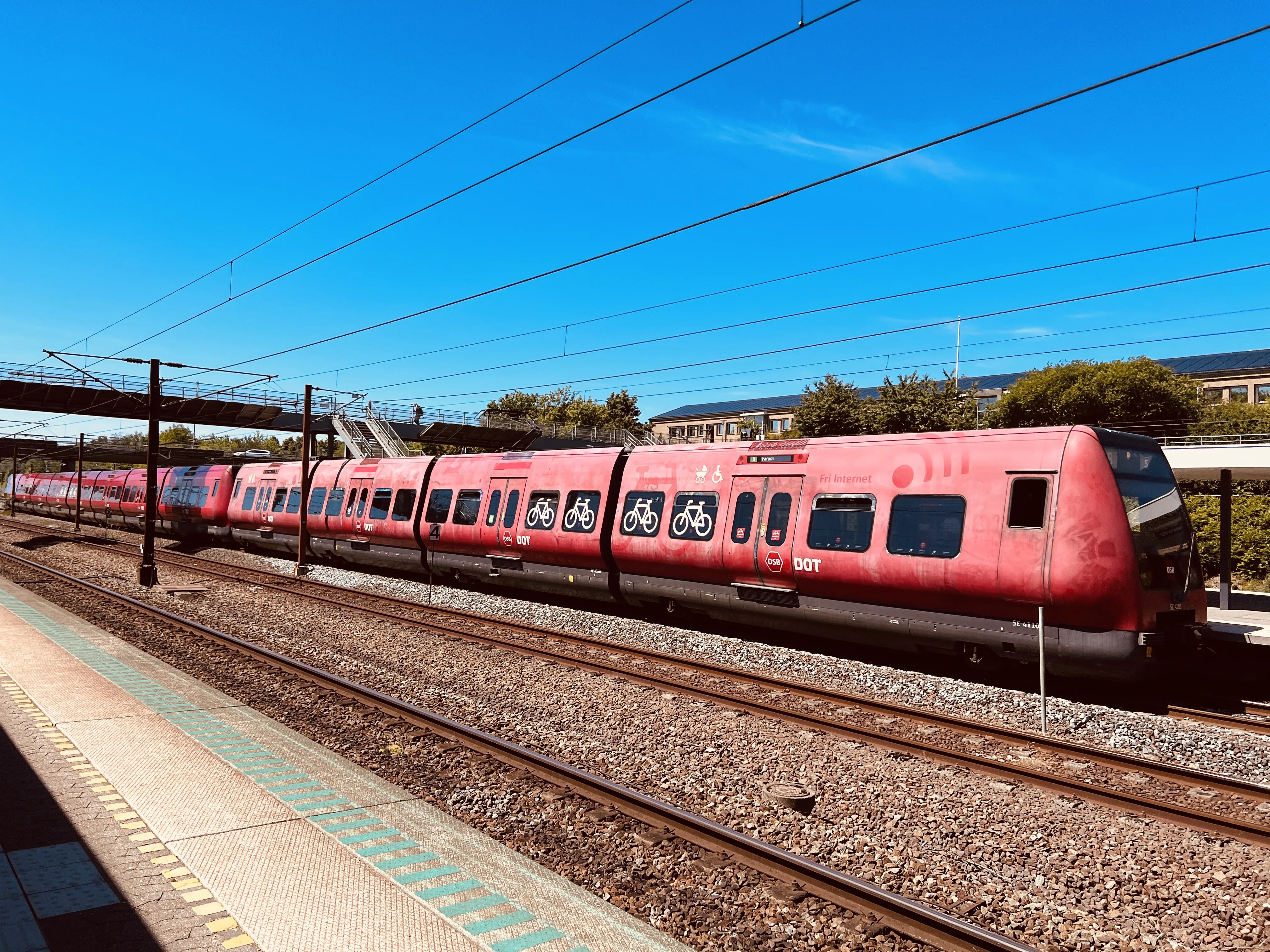 Billede af DSB SE 4110 fotograferet ud for Høje Taastrup Station.