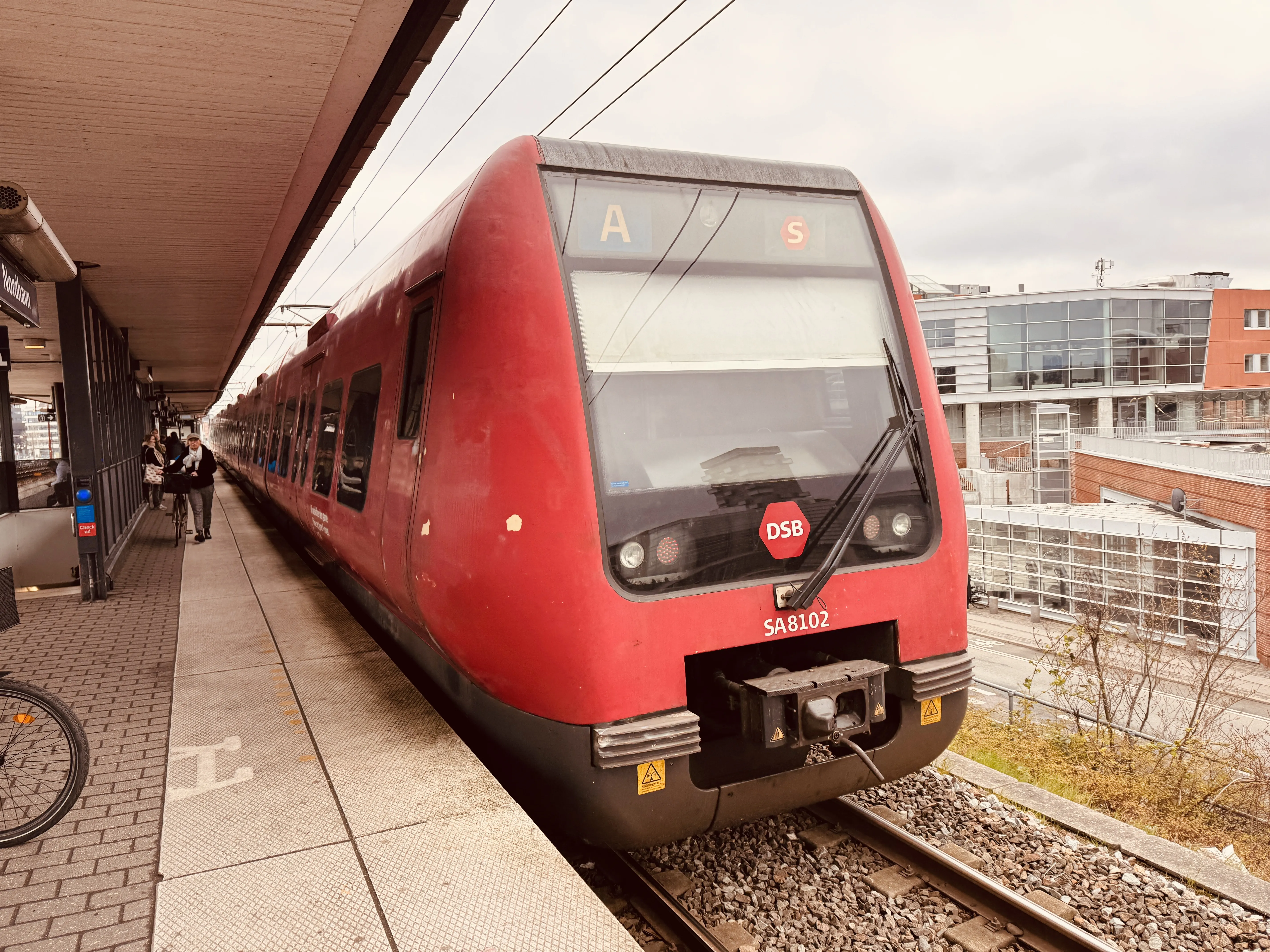 Billede af DSB SA 8102 fotograferet ud for Nordhavn S-togstrinbræt.