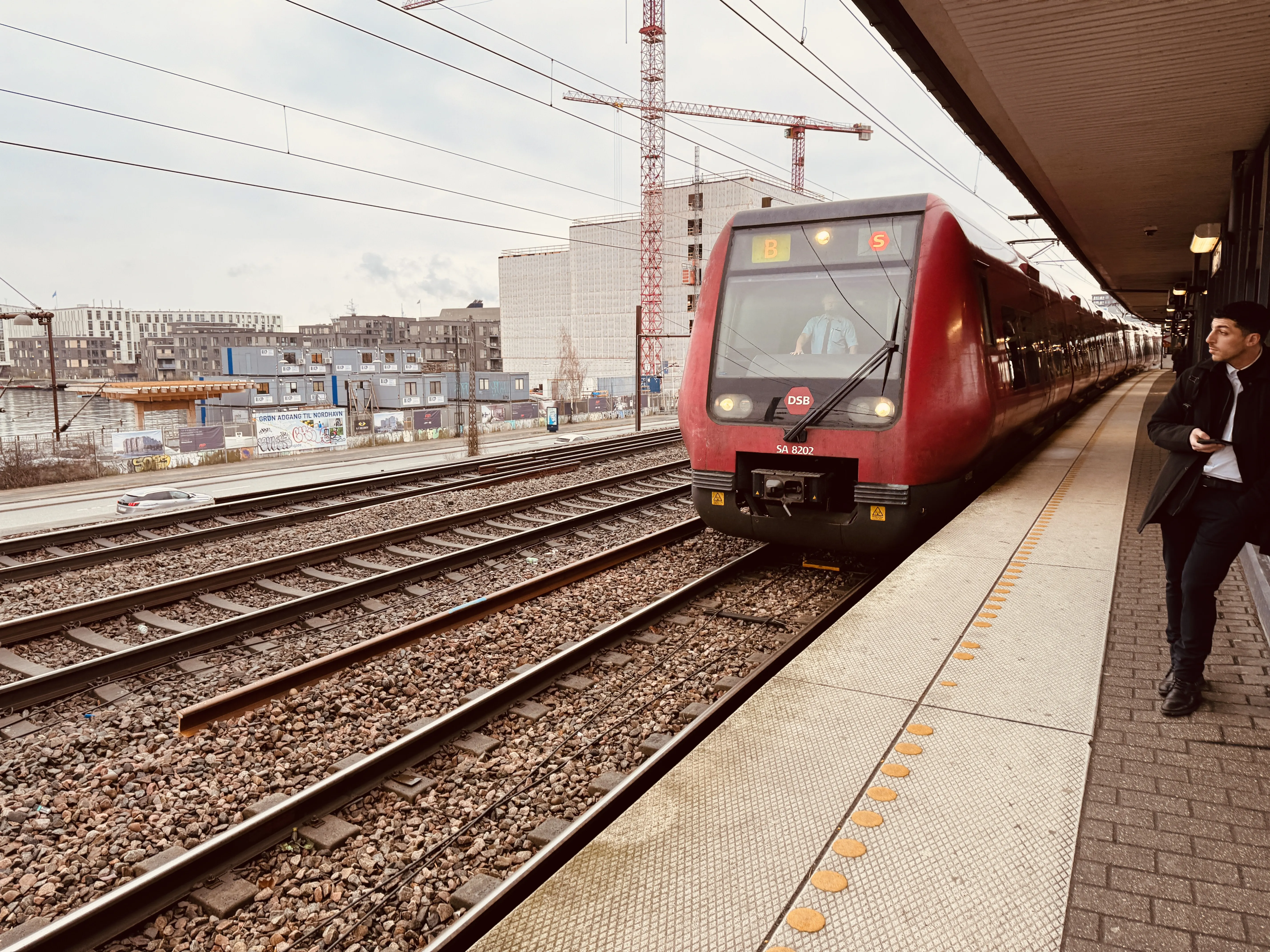 Billede af DSB SA 8102 fotograferet ud for Nordhavn S-togstrinbræt.