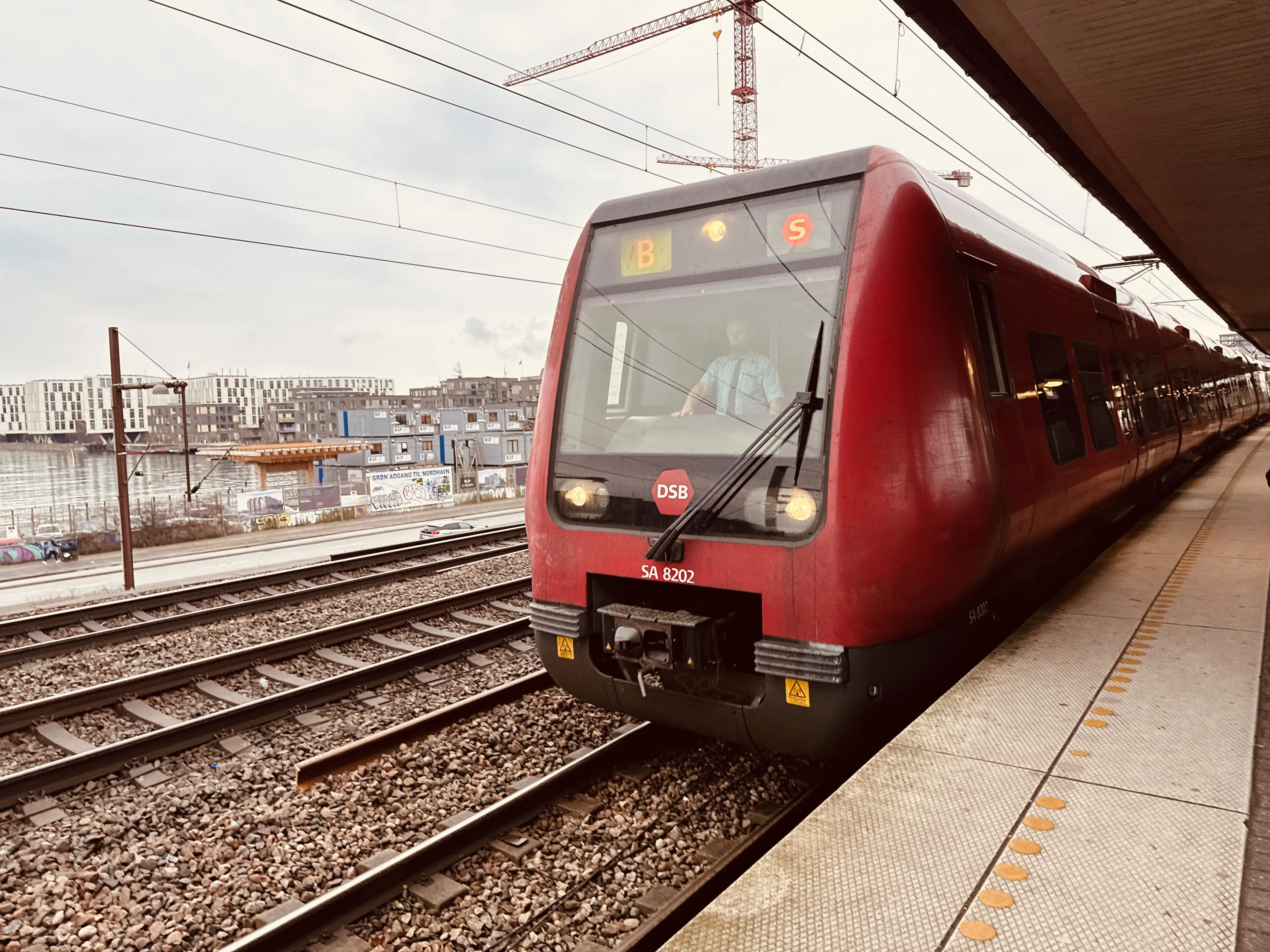 Billede af DSB SA 8102 fotograferet ud for Nordhavn S-togstrinbræt.