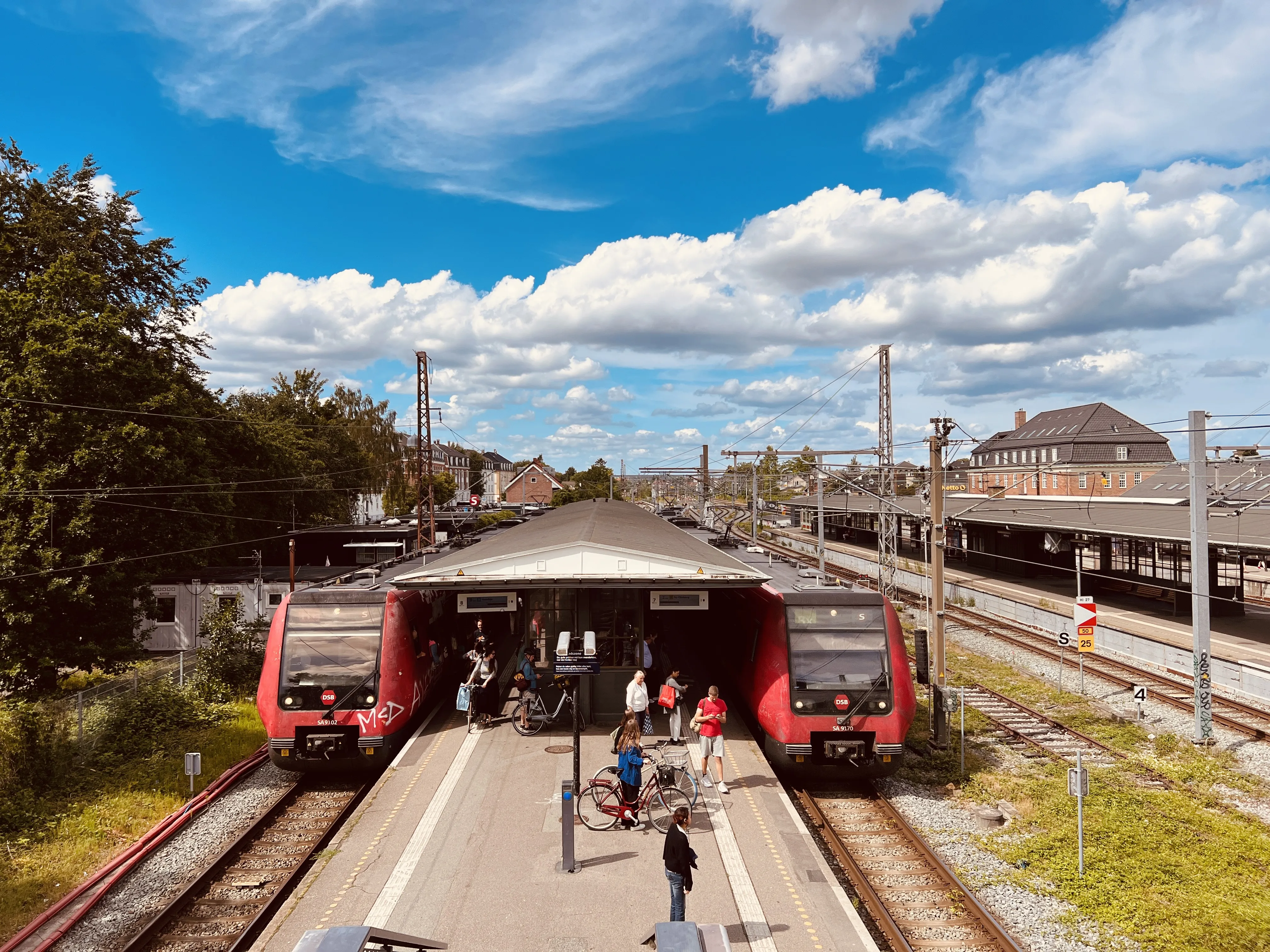 Billede af DSB SA 8102 fotograferet ud for Hellerup Station.