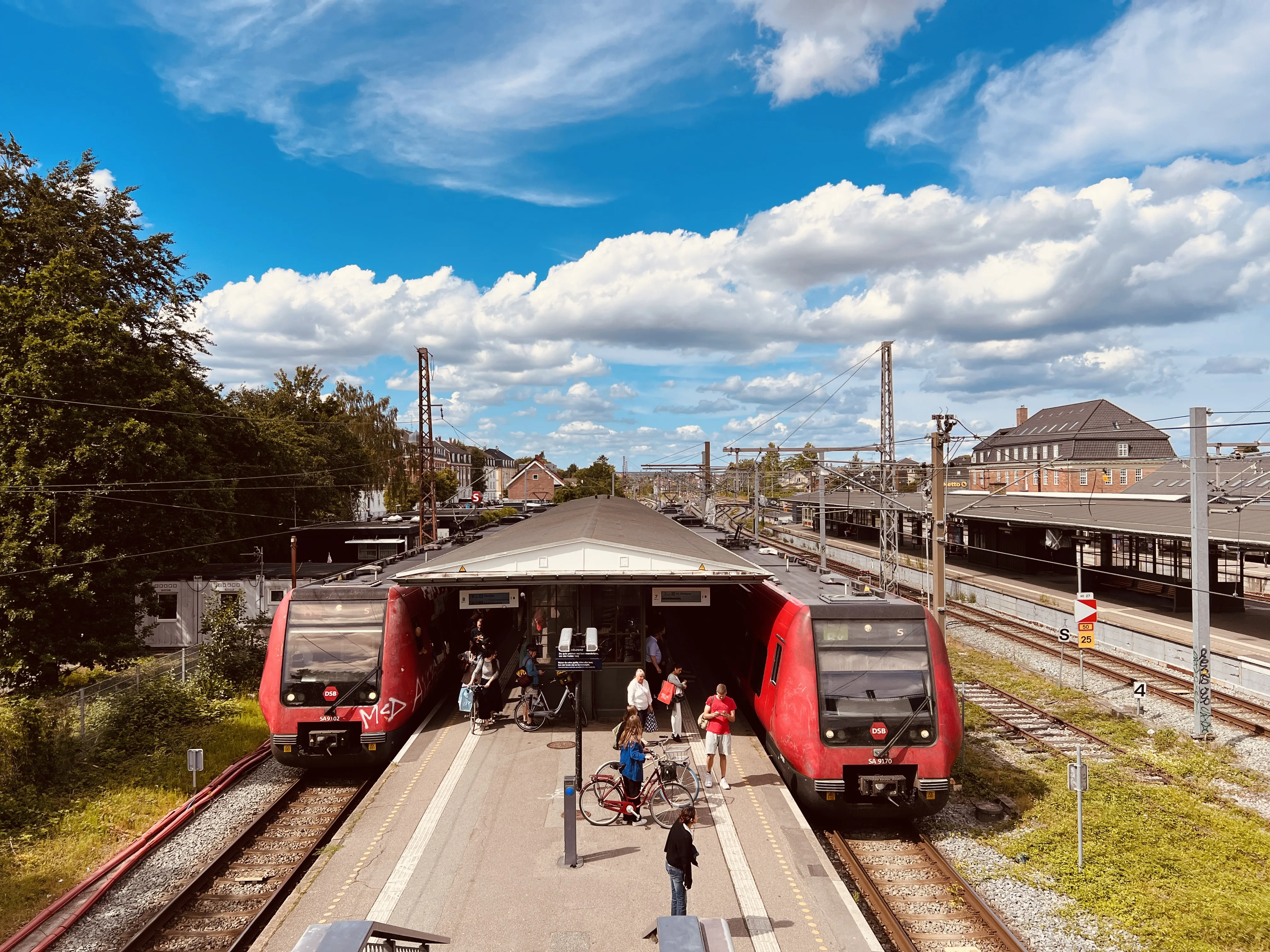 Billede af DSB SA 8102 fotograferet ud for Hellerup Station.