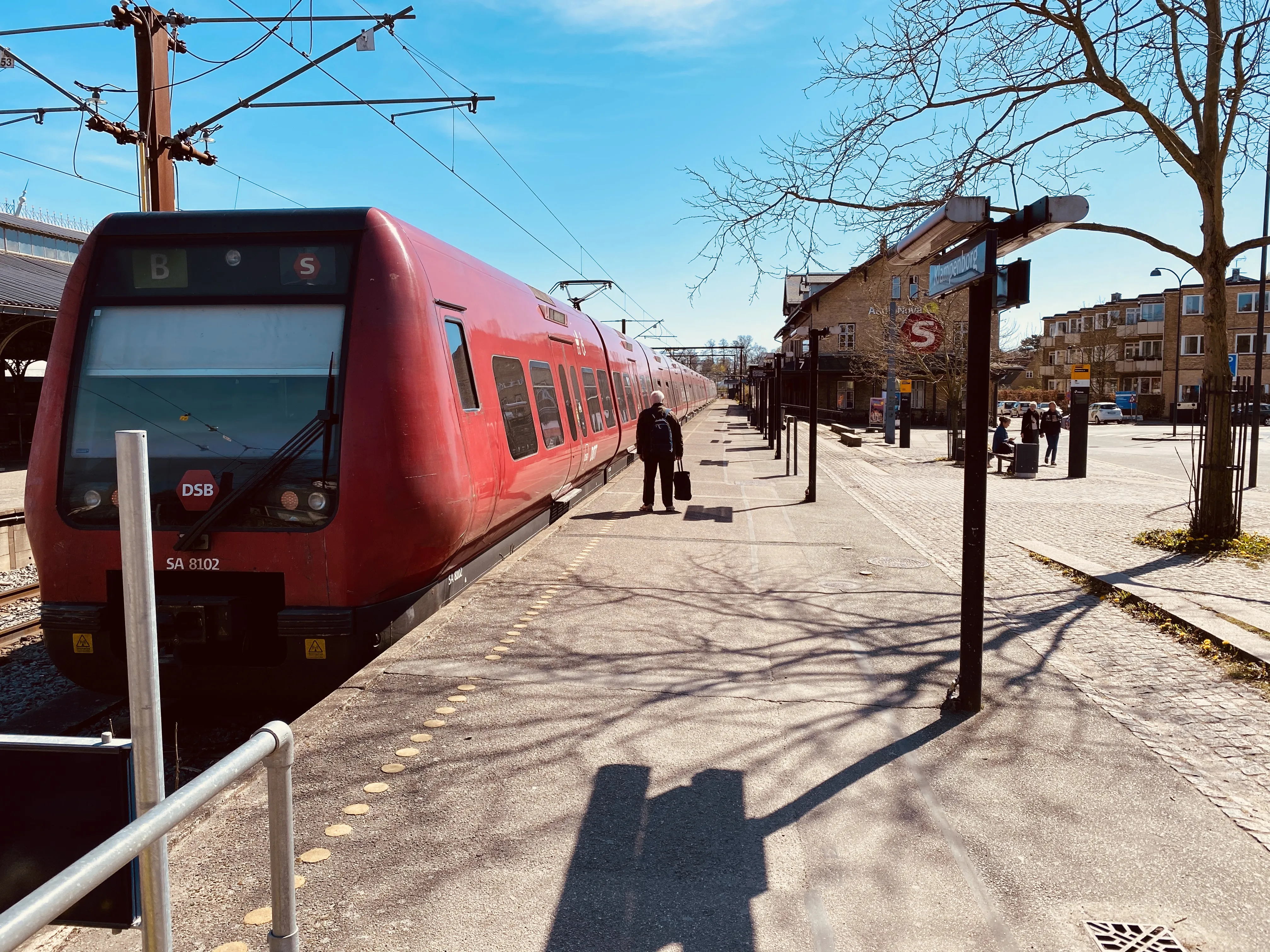 Billede af DSB SA 8102 fotograferet ud for Klampenborg Station.