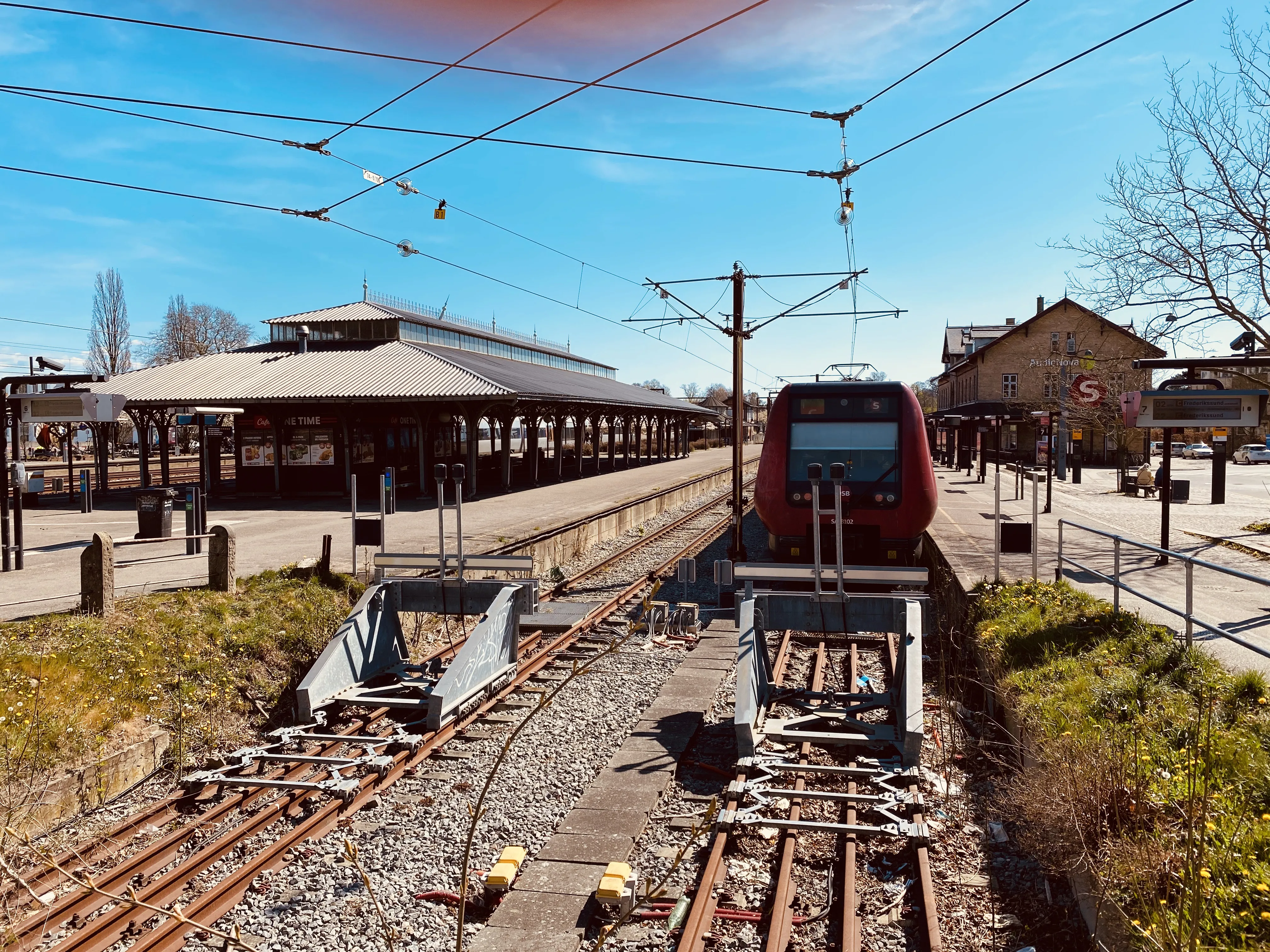 Billede af DSB SA 8102 fotograferet ud for Klampenborg Station.