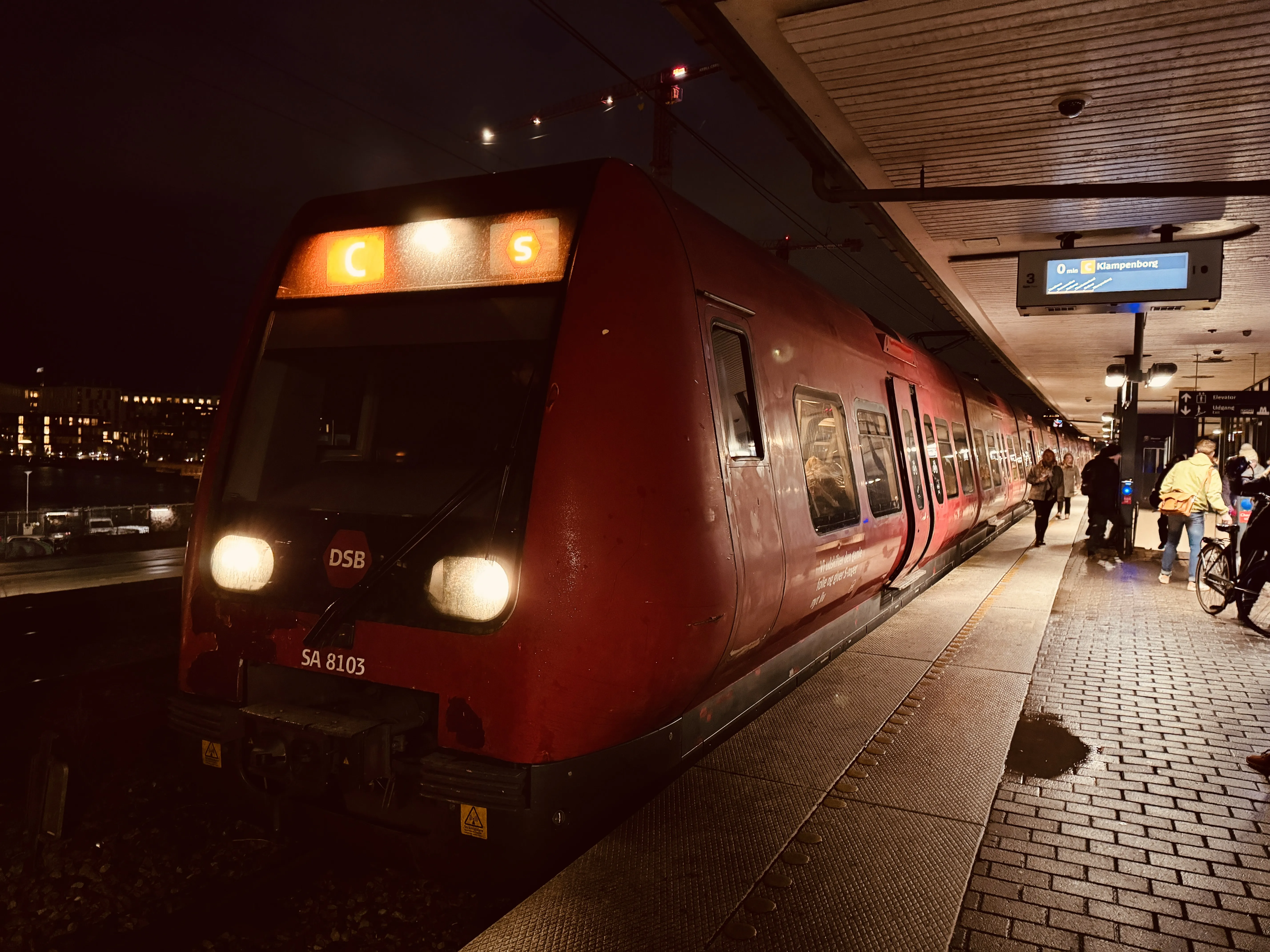 Billede af DSB SA 8103 fotograferet ud for Nordhavn S-togstrinbræt.