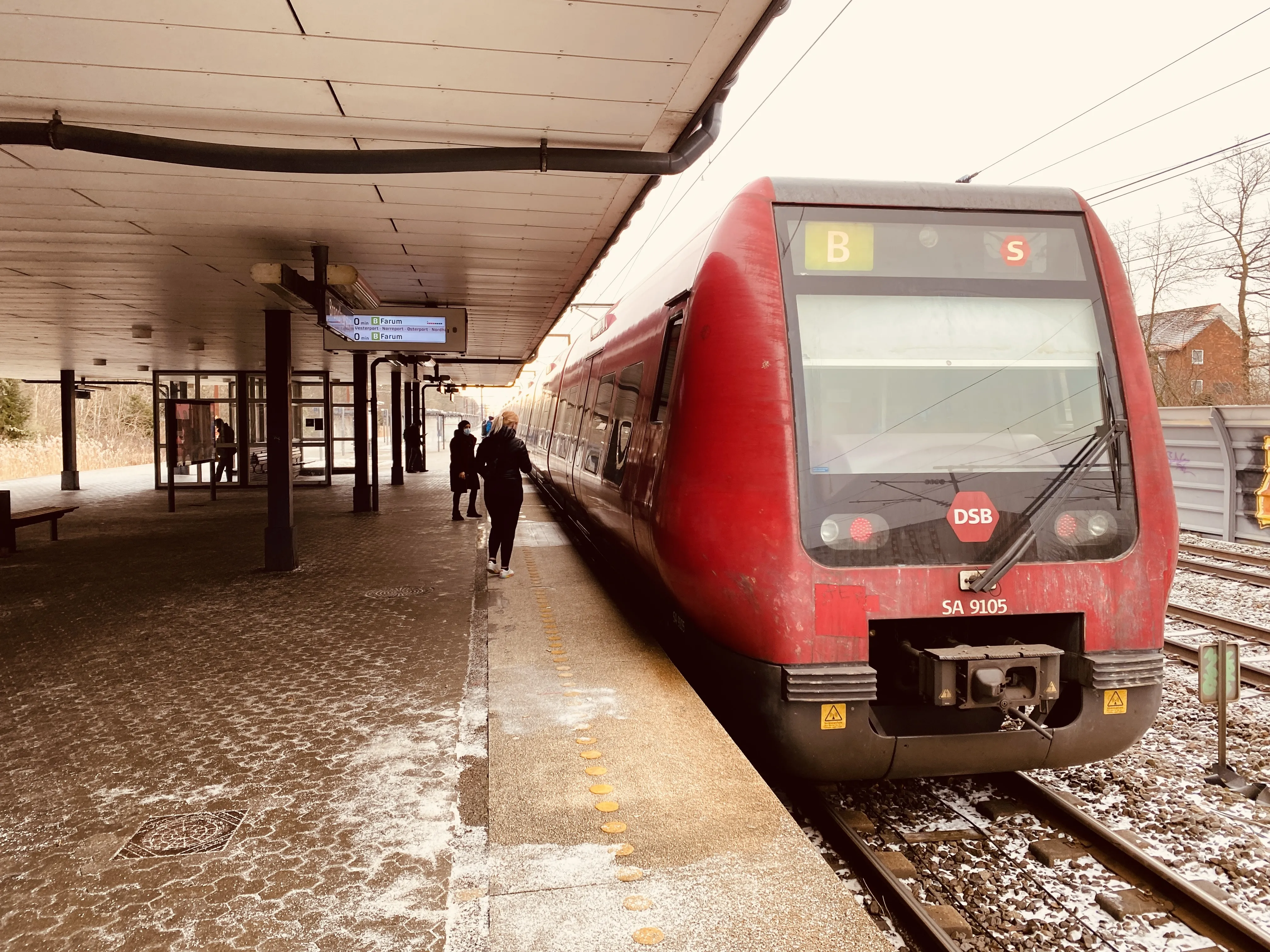Billede af DSB SA 8105 fotograferet ud for Brøndbyøster S-togstrinbræt.