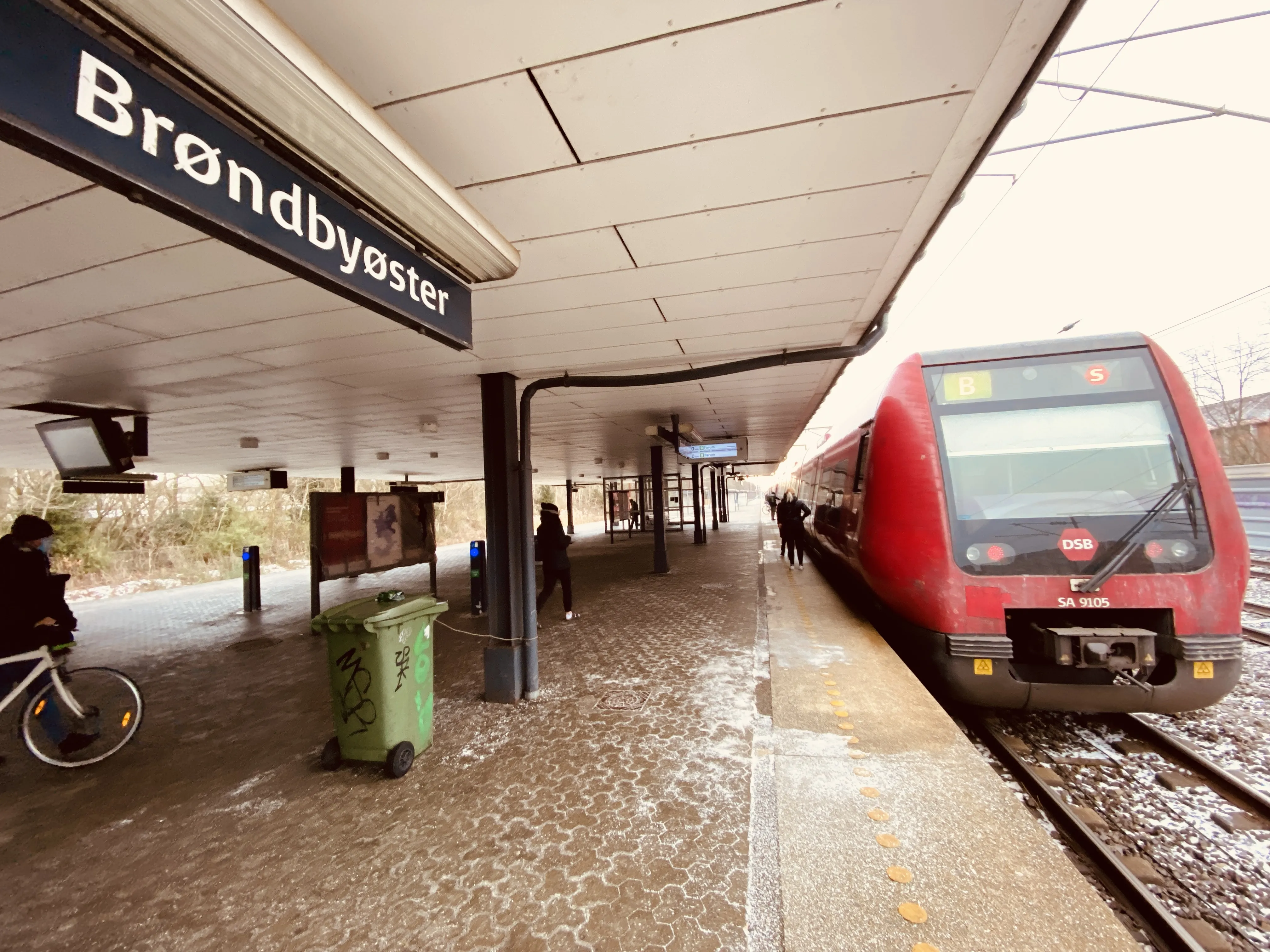 Billede af DSB SA 8105 fotograferet ud for Brøndbyøster S-togstrinbræt.