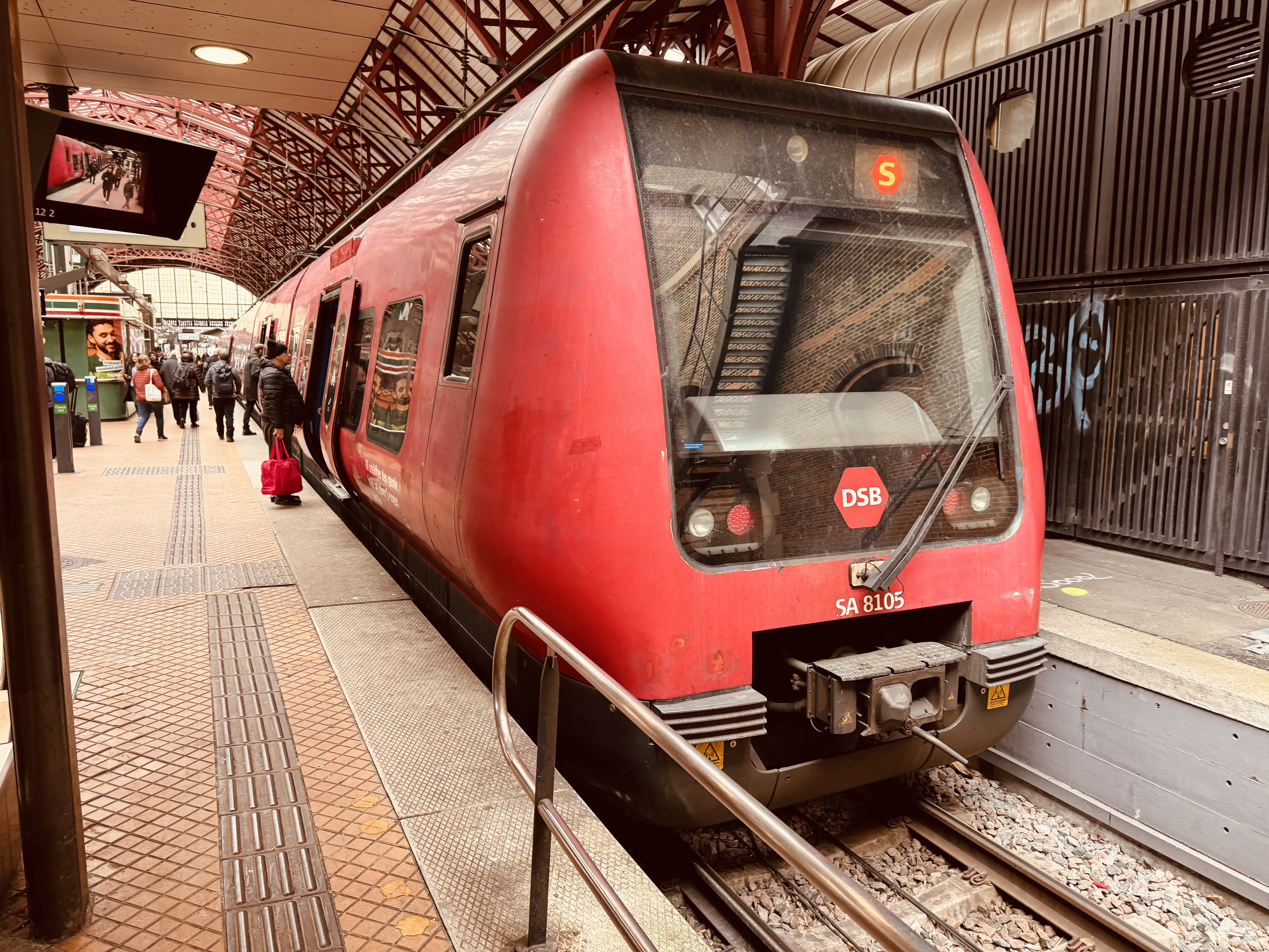 Billede af DSB SA 8105 fotograferet ud for København Hovedbanegård.