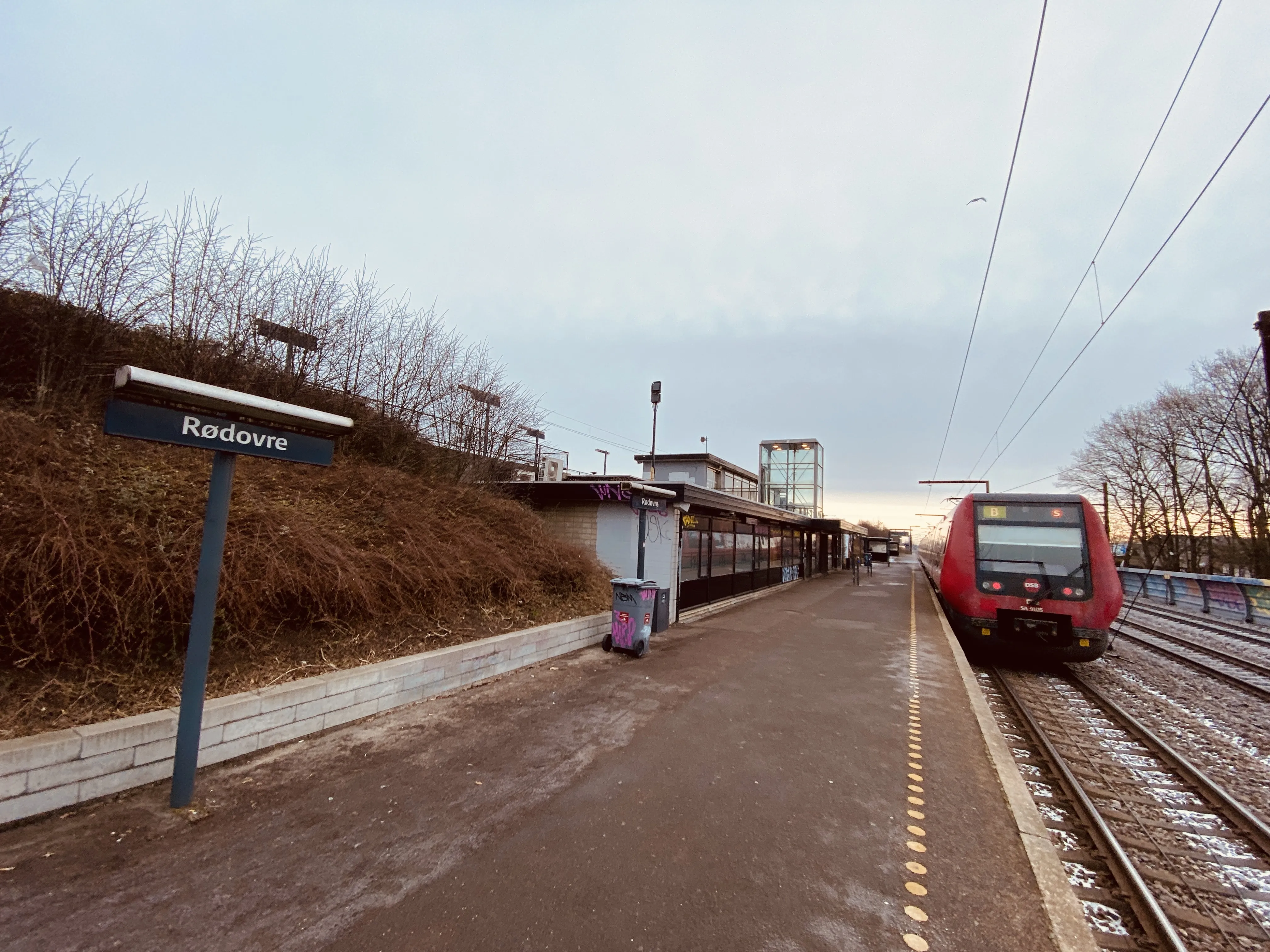 Billede af DSB SA 8105 fotograferet ud for Rødovre S-togstrinbræt.