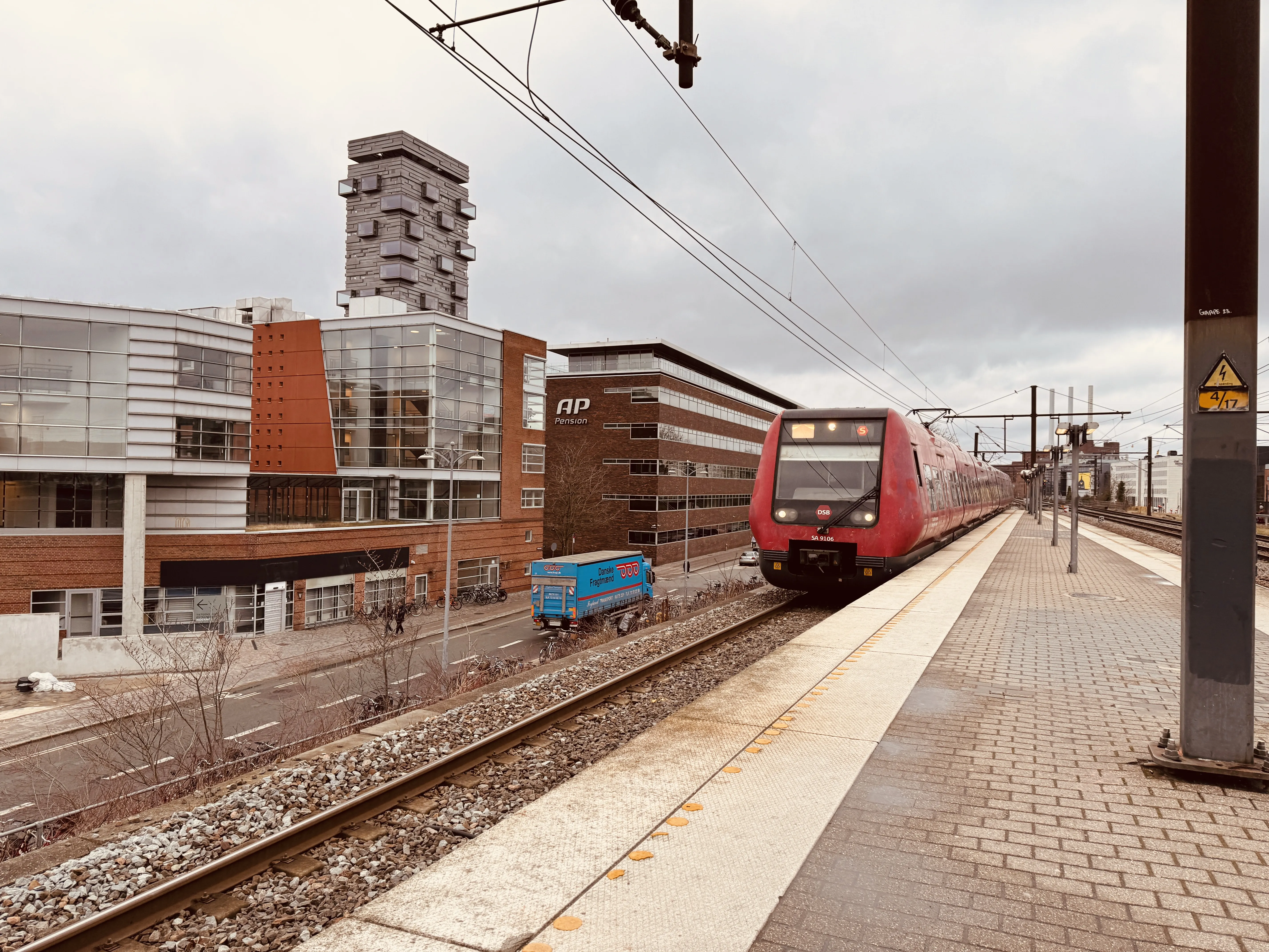 Billede af DSB SA 8106 fotograferet ud for Nordhavn S-togstrinbræt.