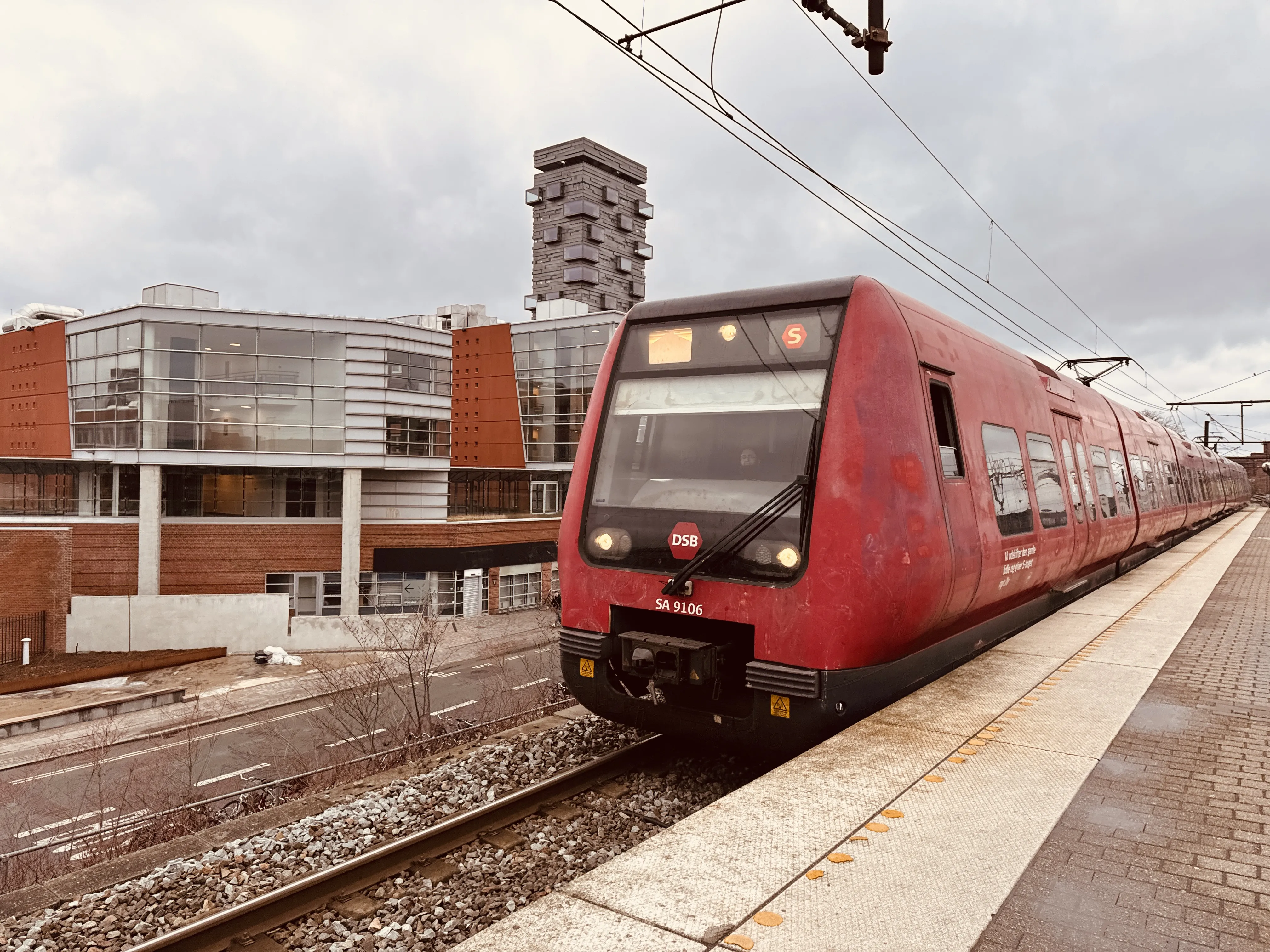 Billede af DSB SA 8106 fotograferet ud for Nordhavn S-togstrinbræt.