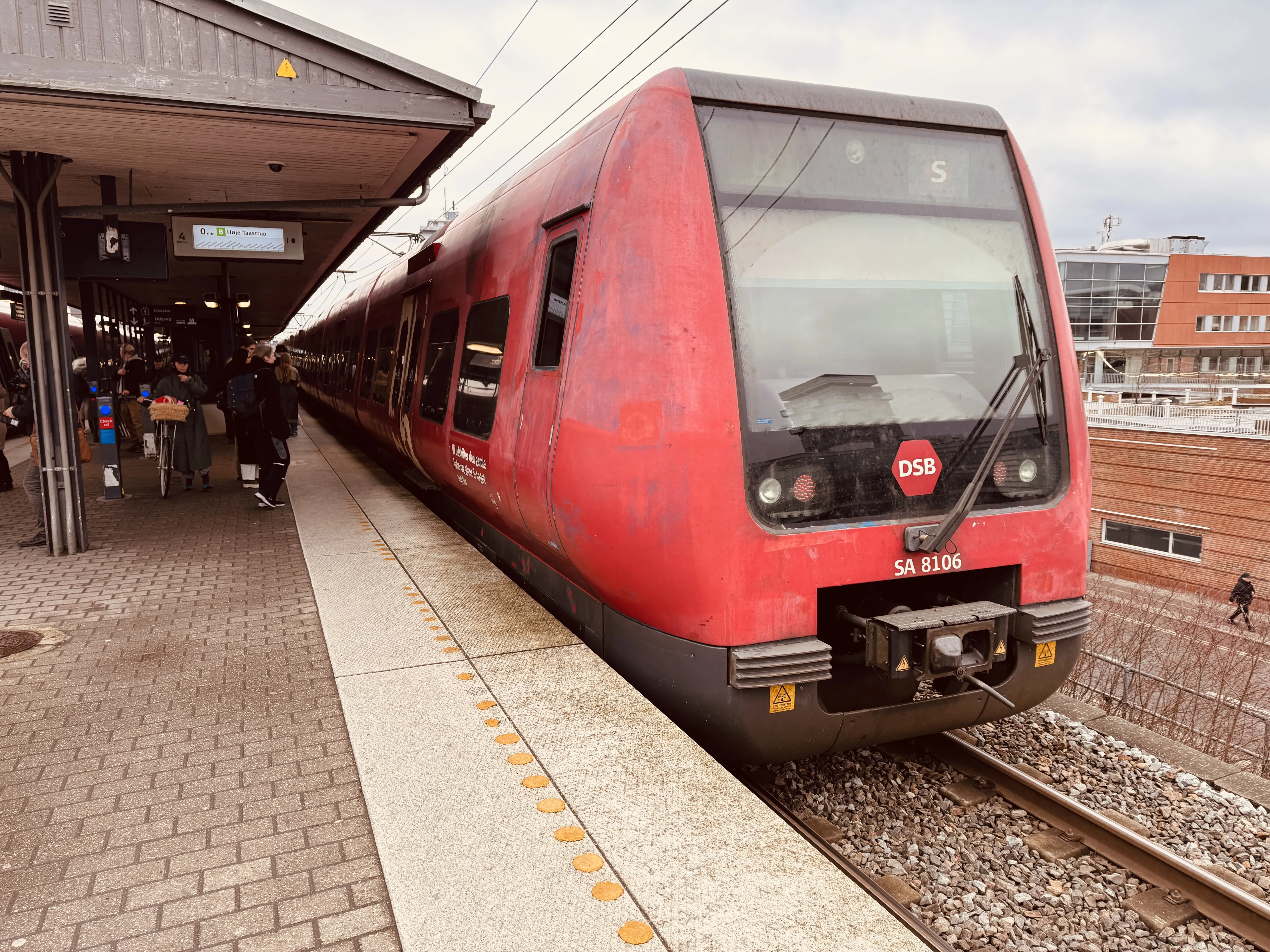 Billede af DSB SA 8106 fotograferet ud for Nordhavn S-togstrinbræt.