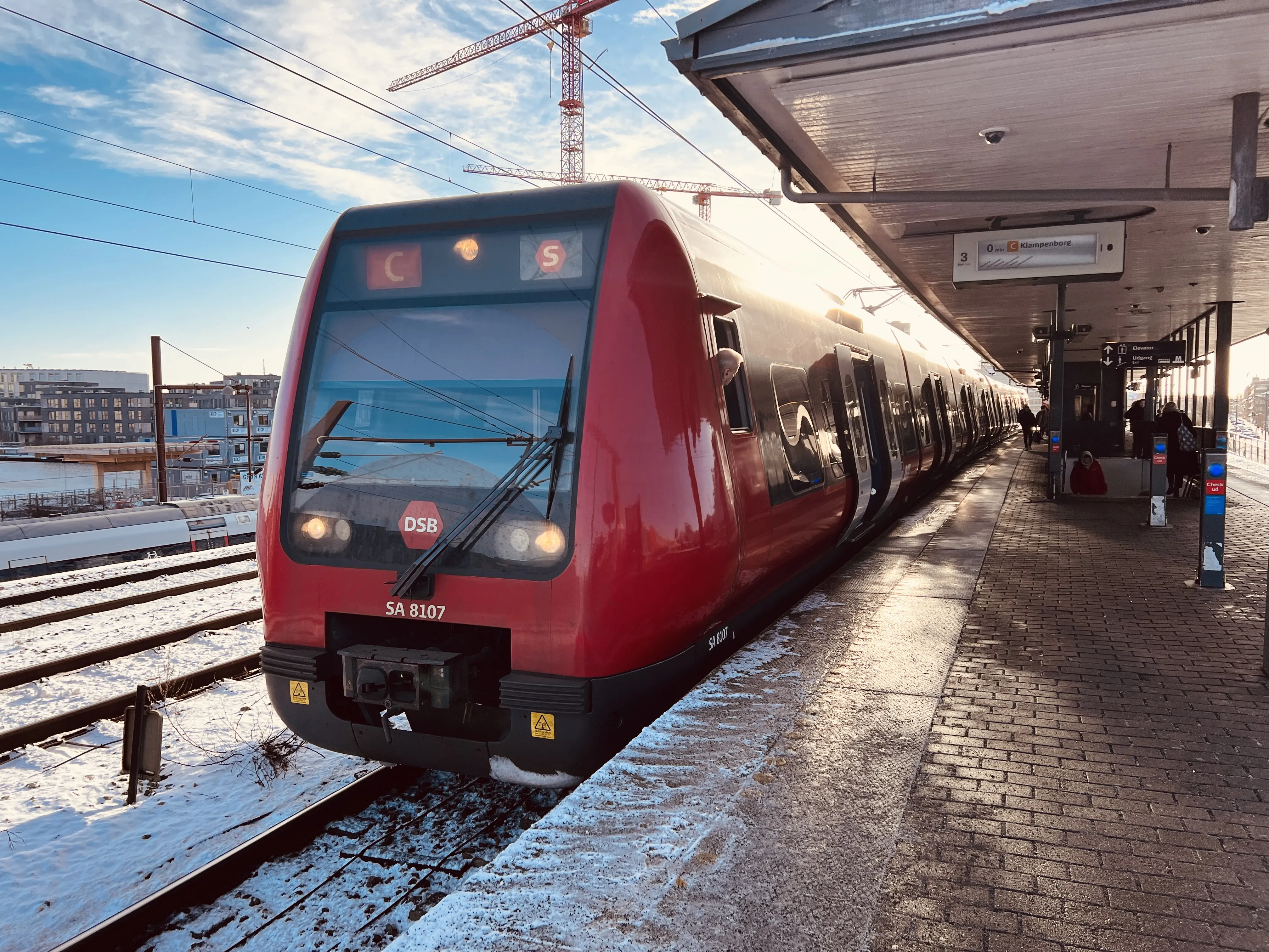 Billede af DSB SA 8107 fotograferet ud for Nordhavn S-togstrinbræt.