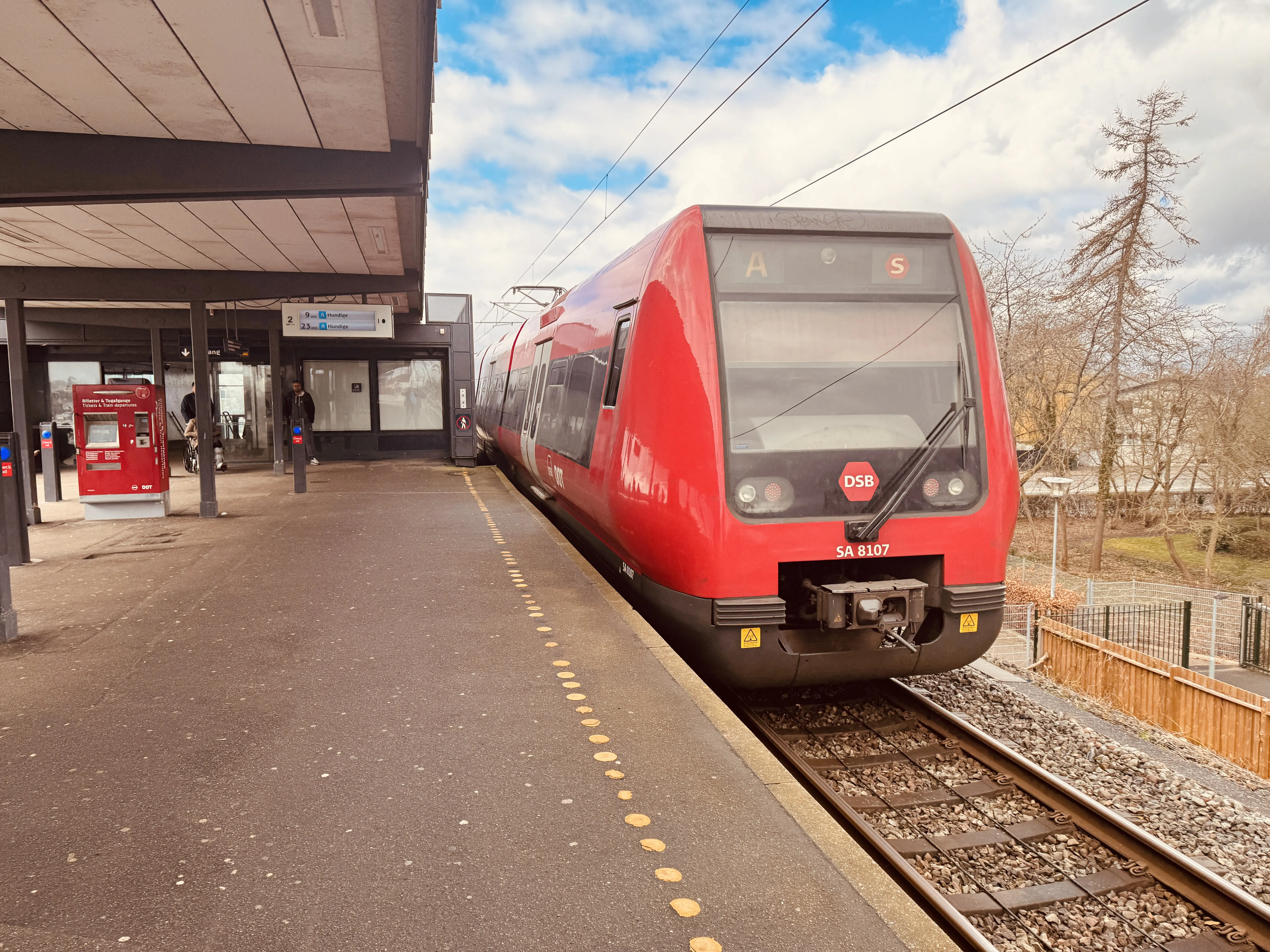 Billede af DSB SA 8107 fotograferet ud for Friheden S-togstrinbræt.