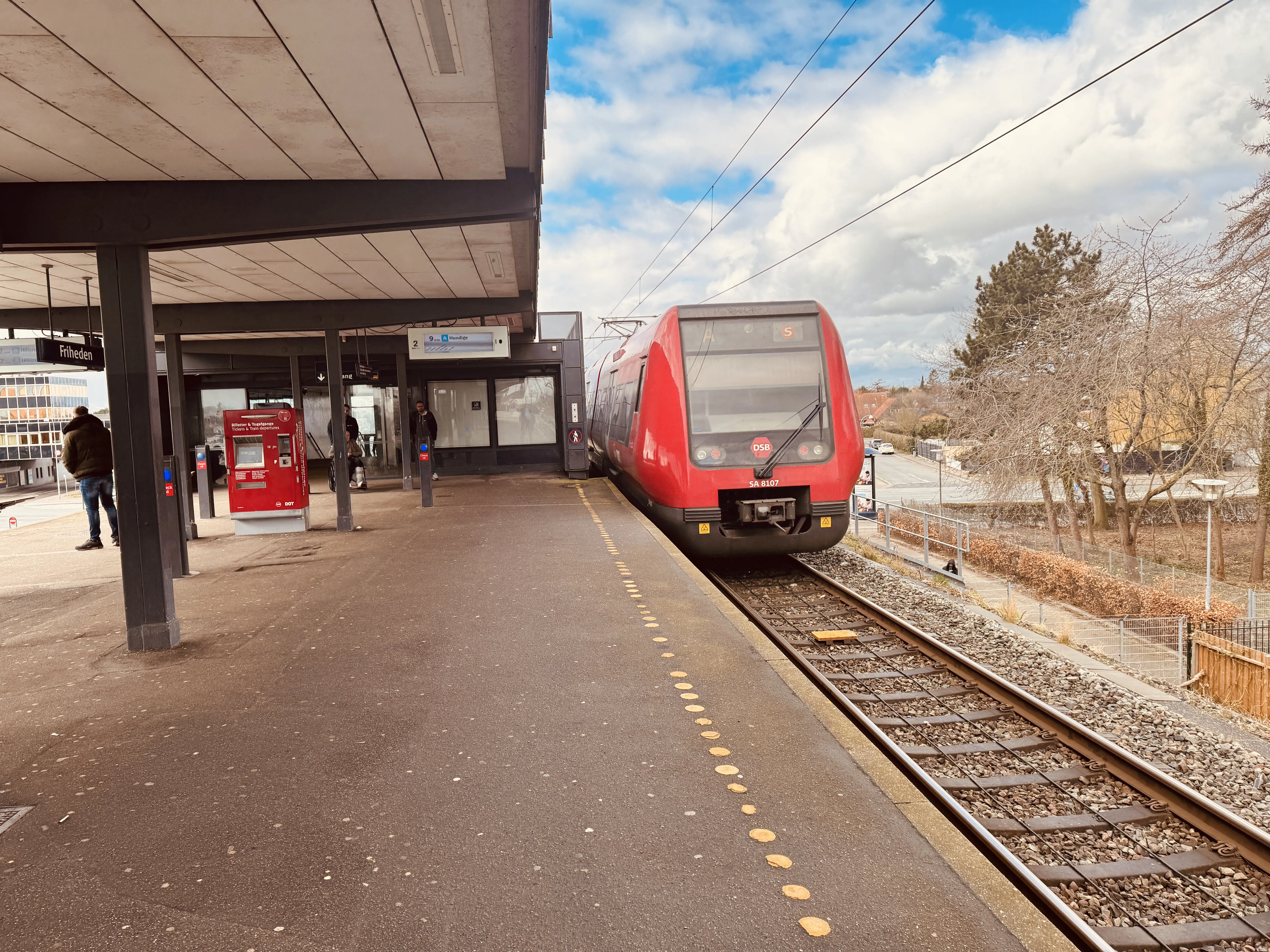 Billede af DSB SA 8107 fotograferet ud for Friheden S-togstrinbræt.