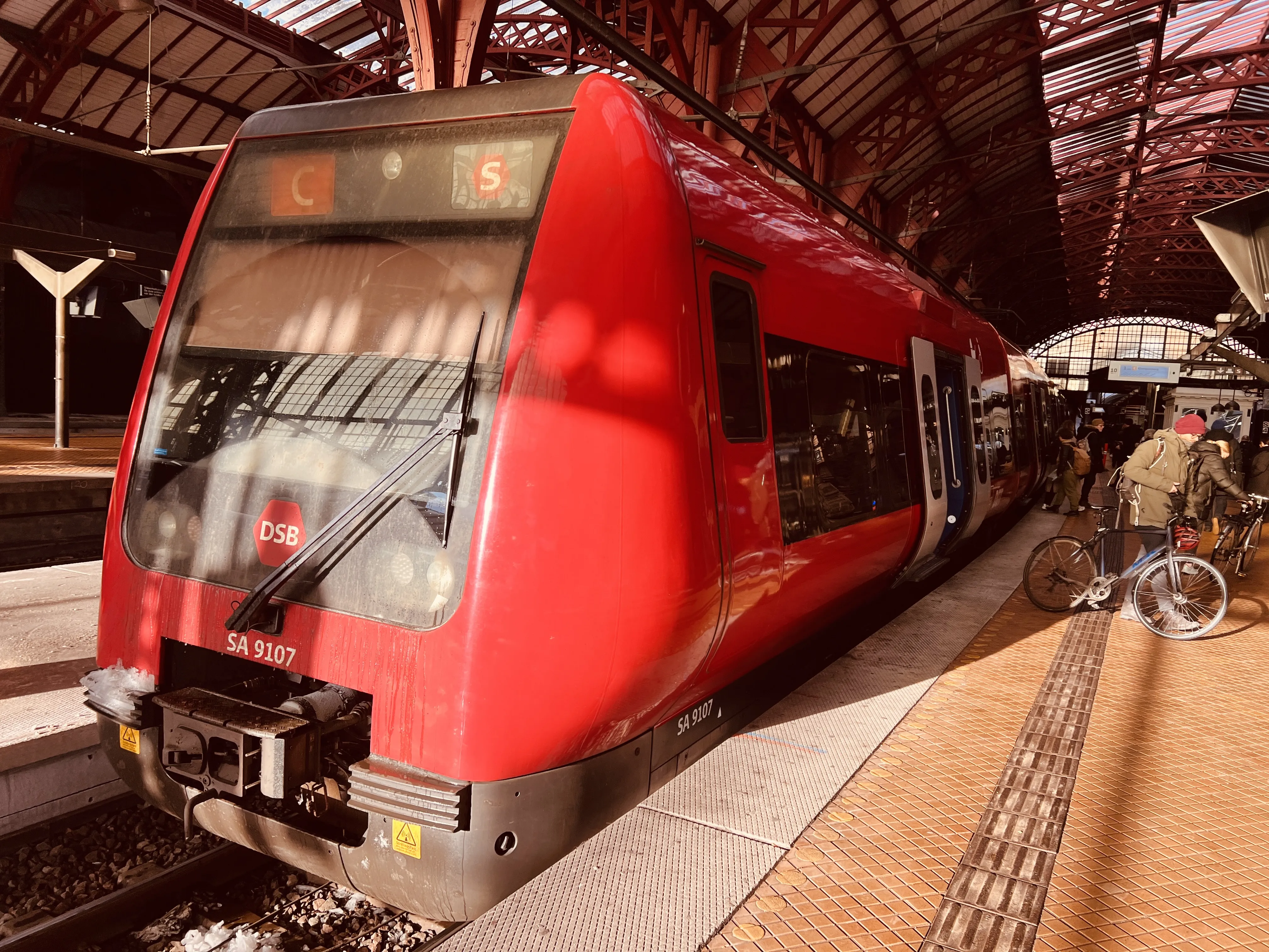 Billede af DSB SA 8107 fotograferet ud for København Hovedbanegård.