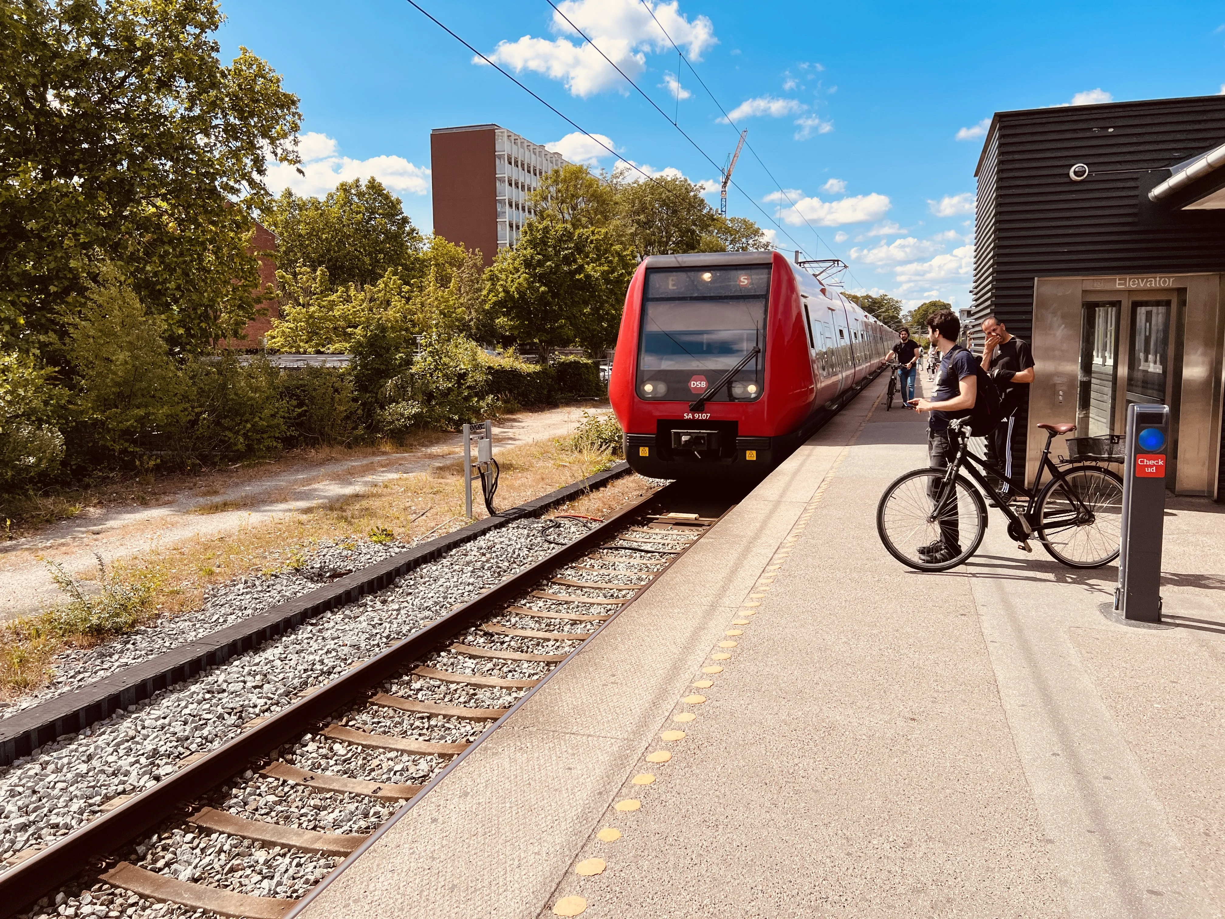 Billede af DSB SA 8107 fotograferet ud for Lyngby Station.