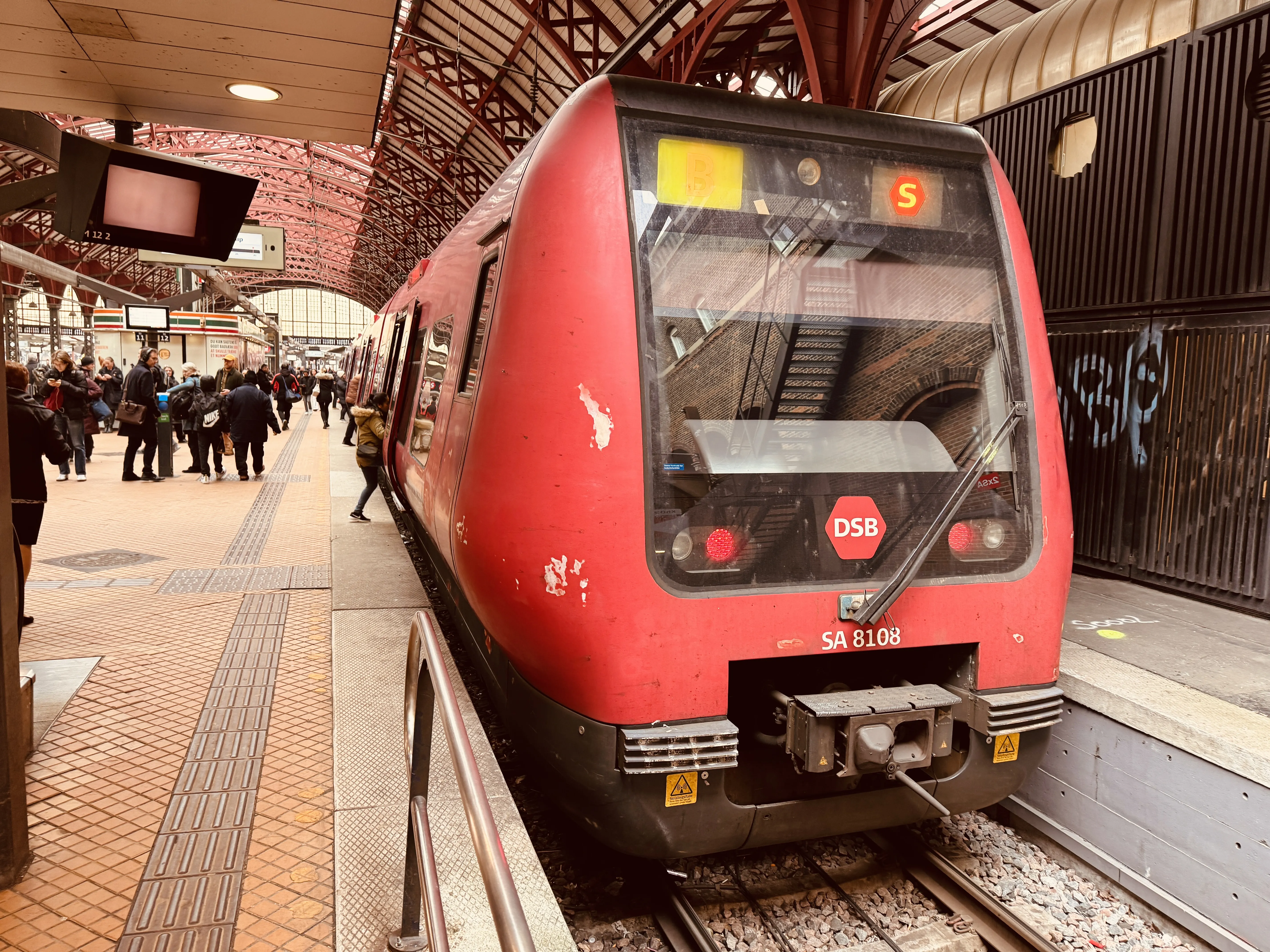 Billede af DSB SA 8108 fotograferet ud for København Hovedbanegård.