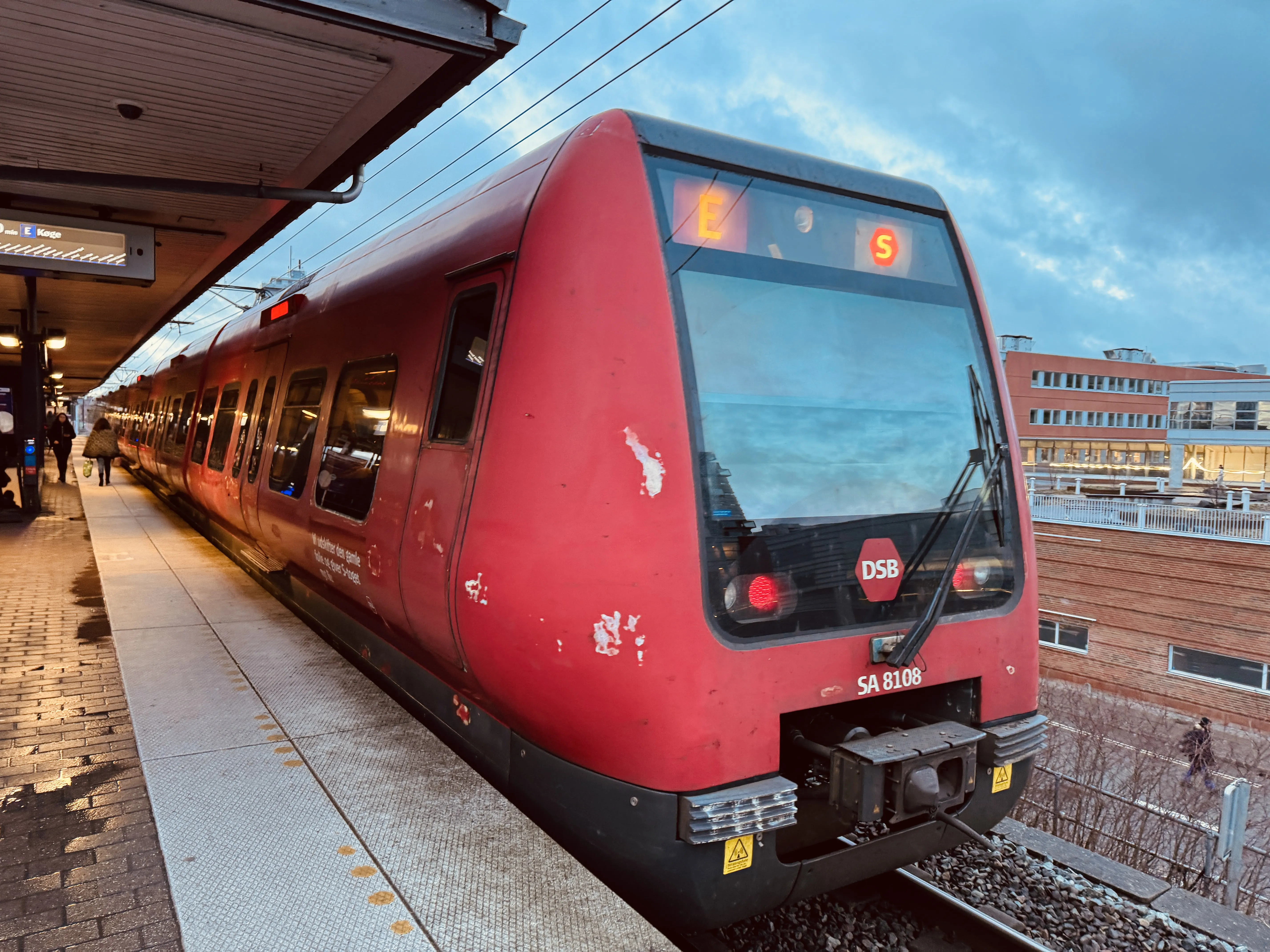 Billede af DSB SA 8108 fotograferet ud for Nordhavn S-togstrinbræt.