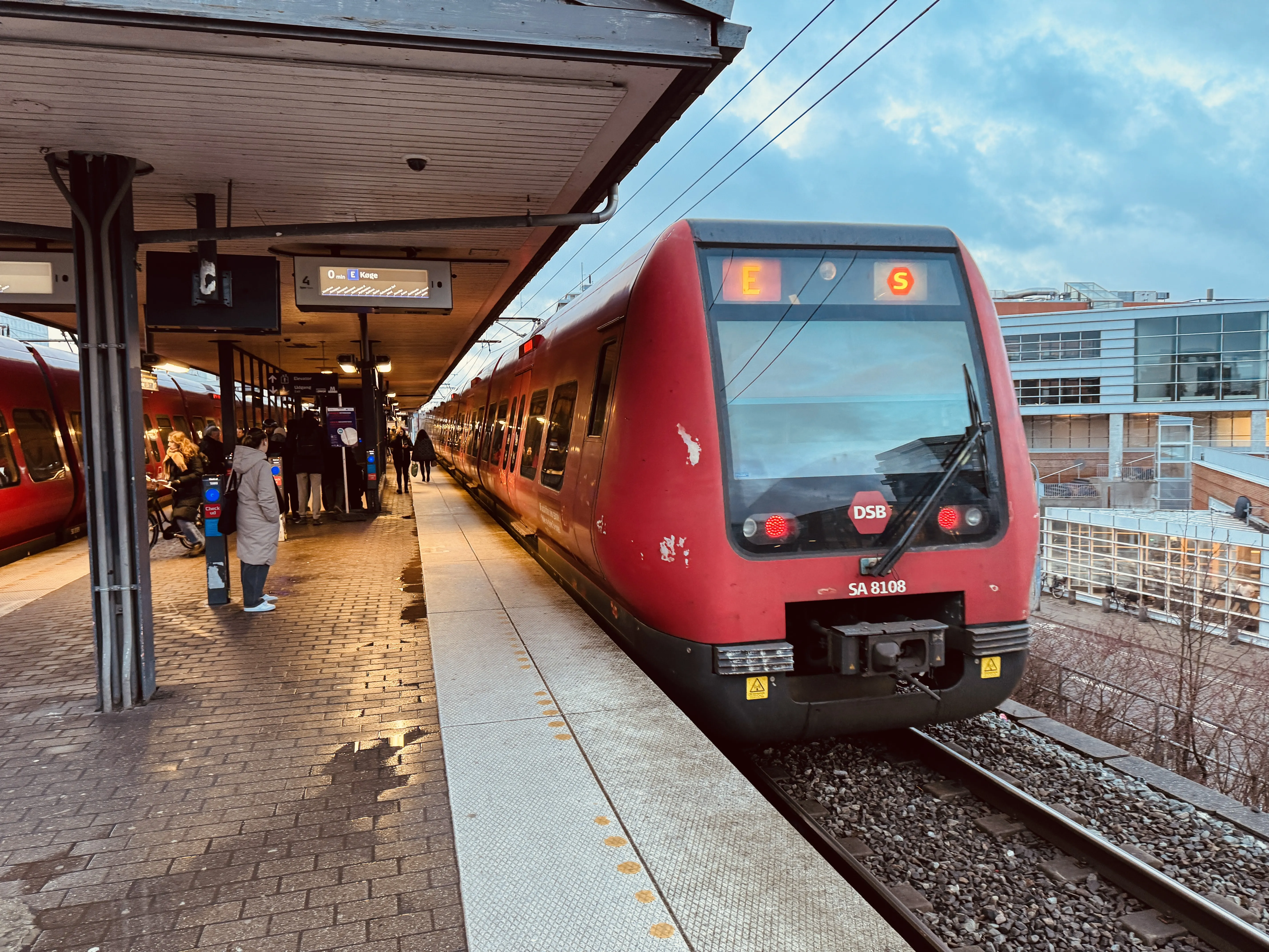 Billede af DSB SA 8108 fotograferet ud for Nordhavn S-togstrinbræt.