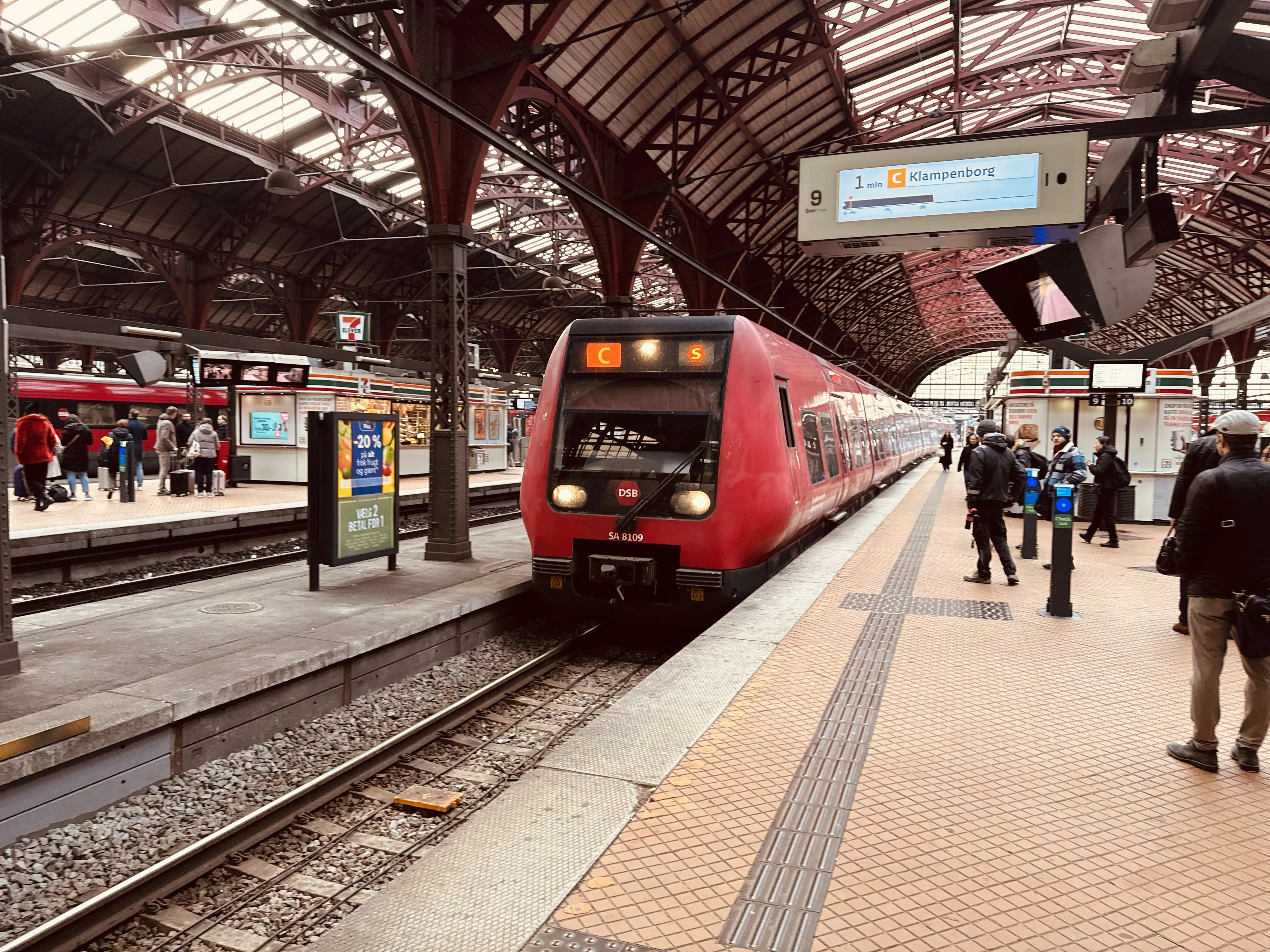 Billede af DSB SA 8109 fotograferet ud for København Hovedbanegård.