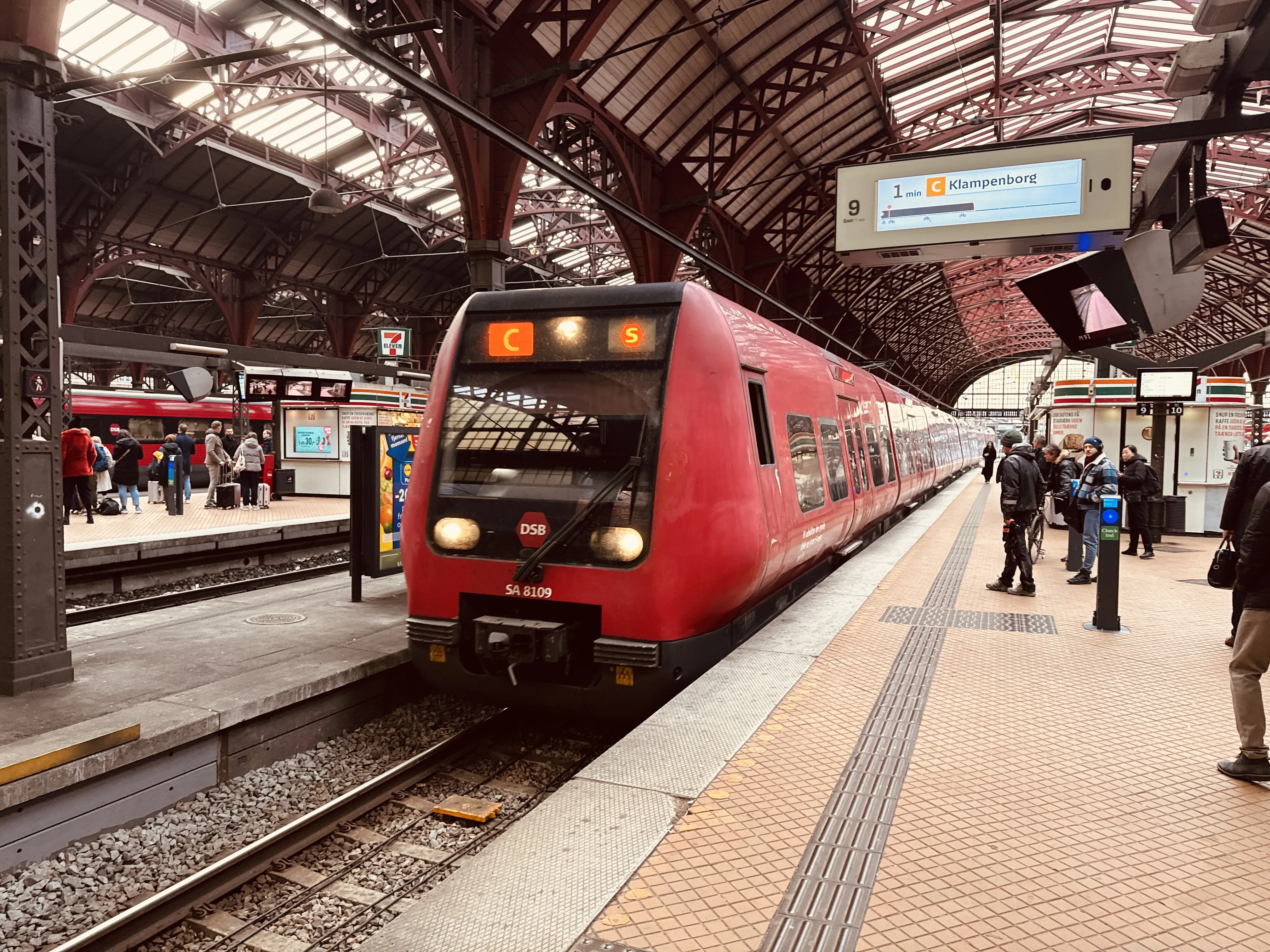 Billede af DSB SA 8109 fotograferet ud for København Hovedbanegård.