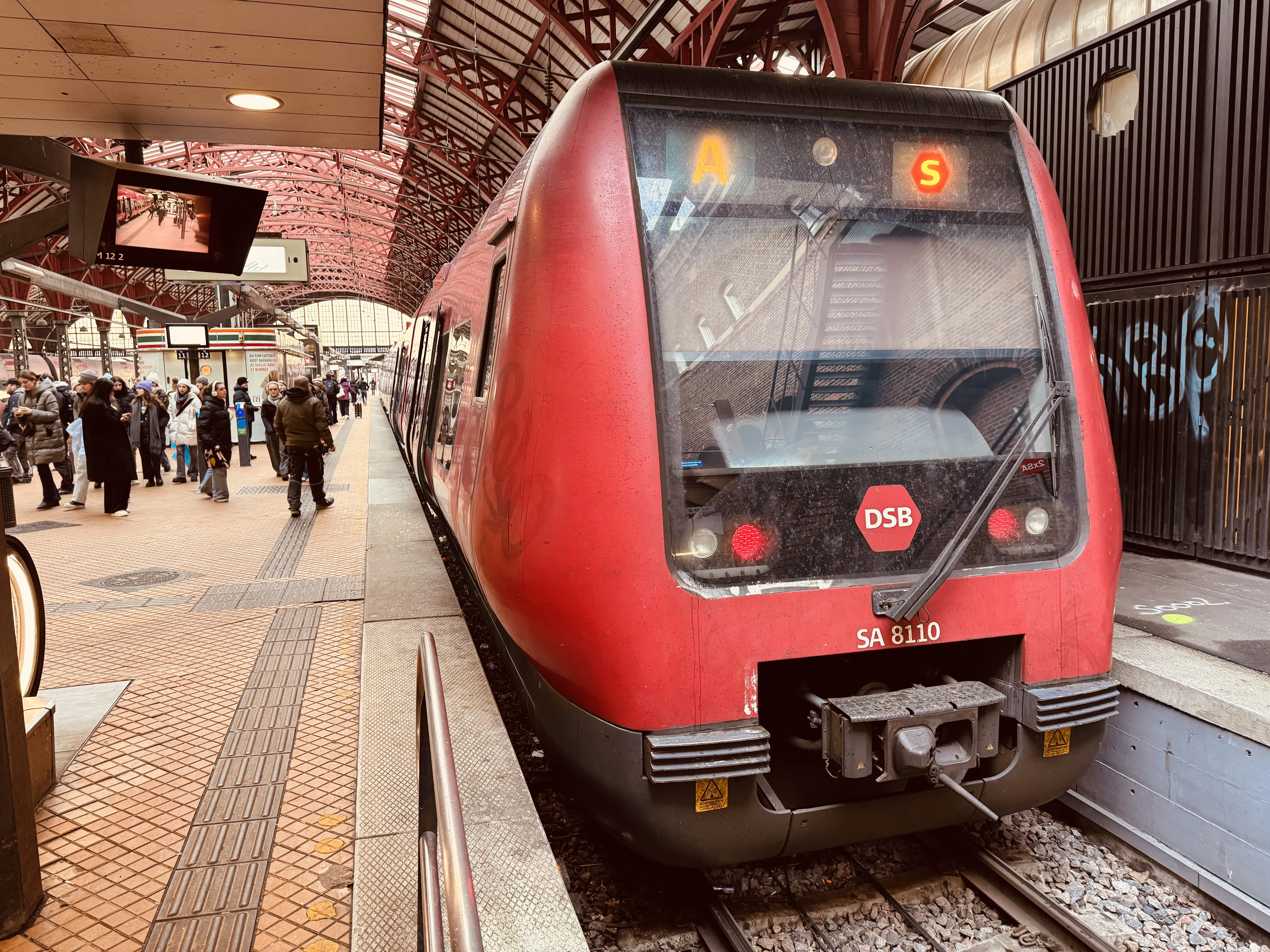 Billede af DSB SA 8110 fotograferet ud for København Hovedbanegård.