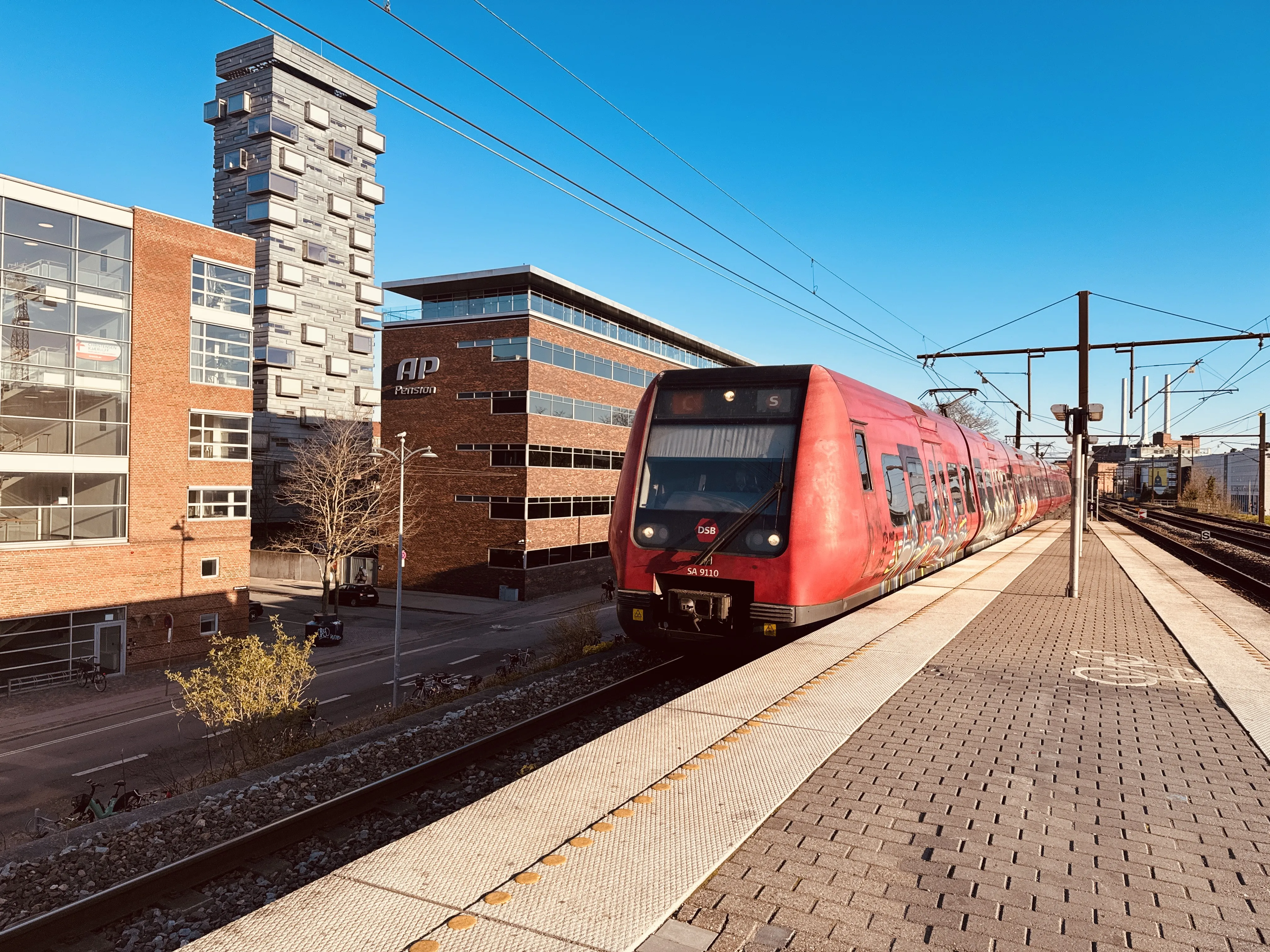 Billede af DSB SA 8110 fotograferet ud for Nordhavn S-togstrinbræt.