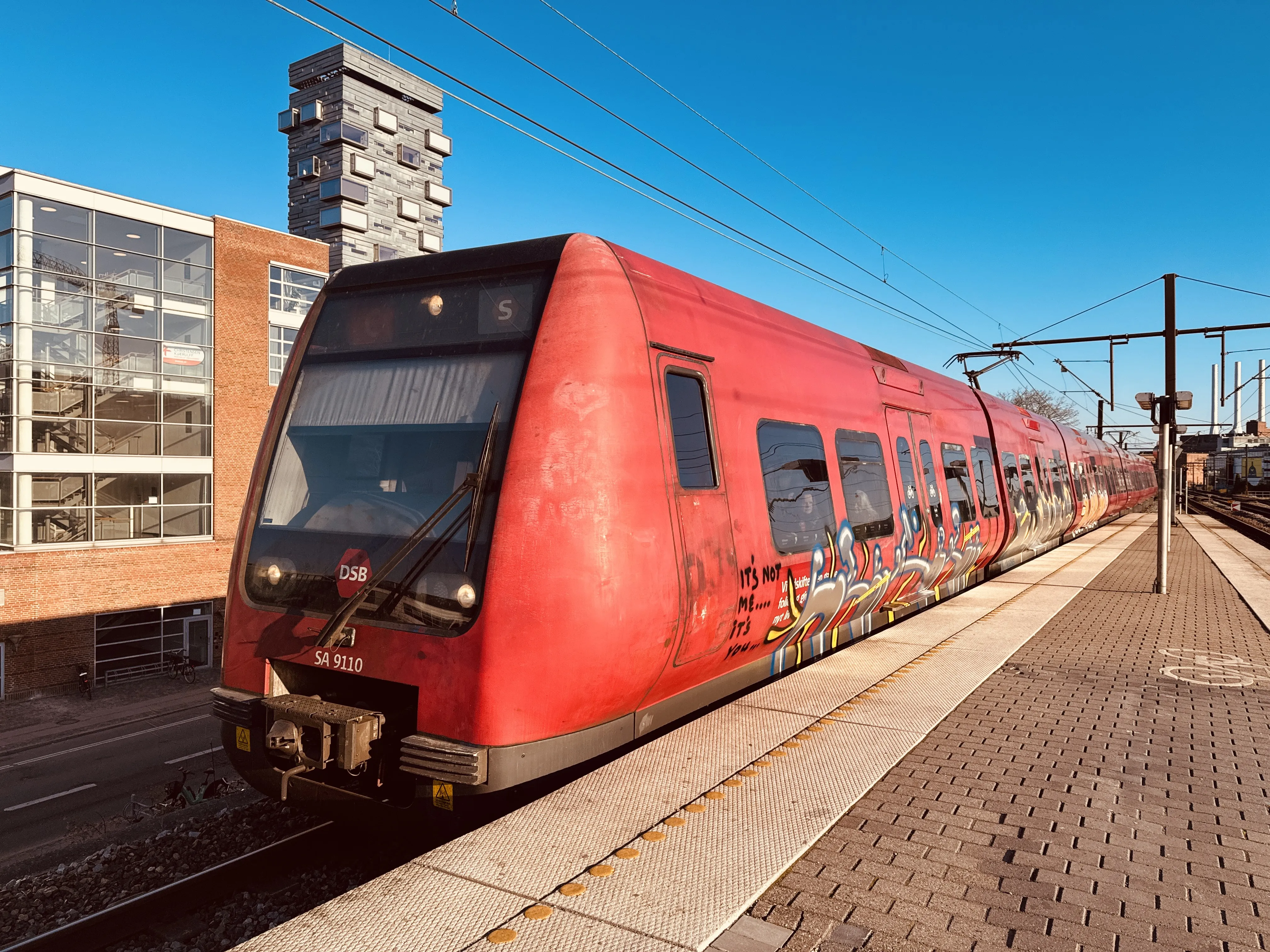 Billede af DSB SA 8110 fotograferet ud for Nordhavn S-togstrinbræt.