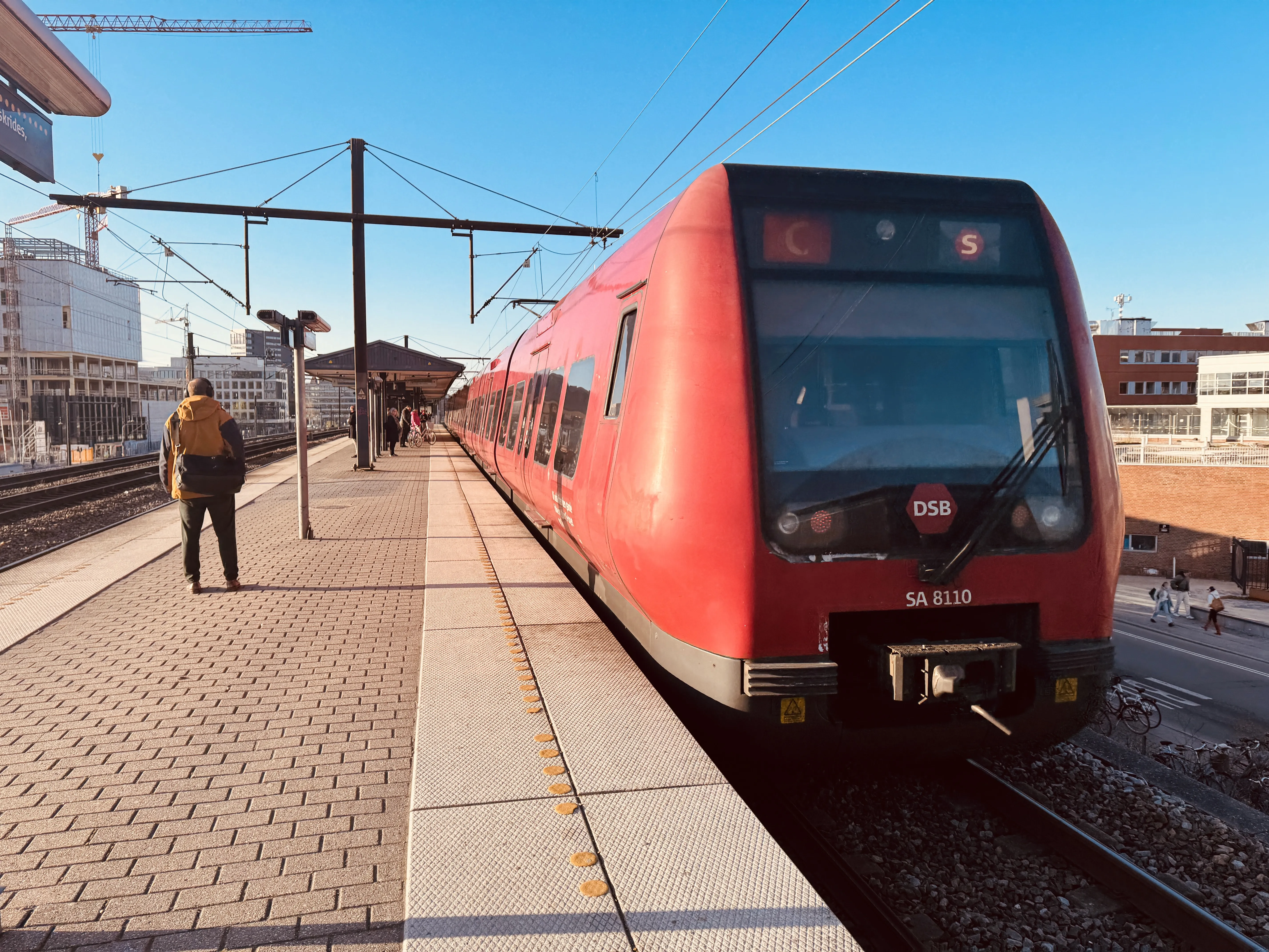 Billede af DSB SA 8110 fotograferet ud for Nordhavn S-togstrinbræt.