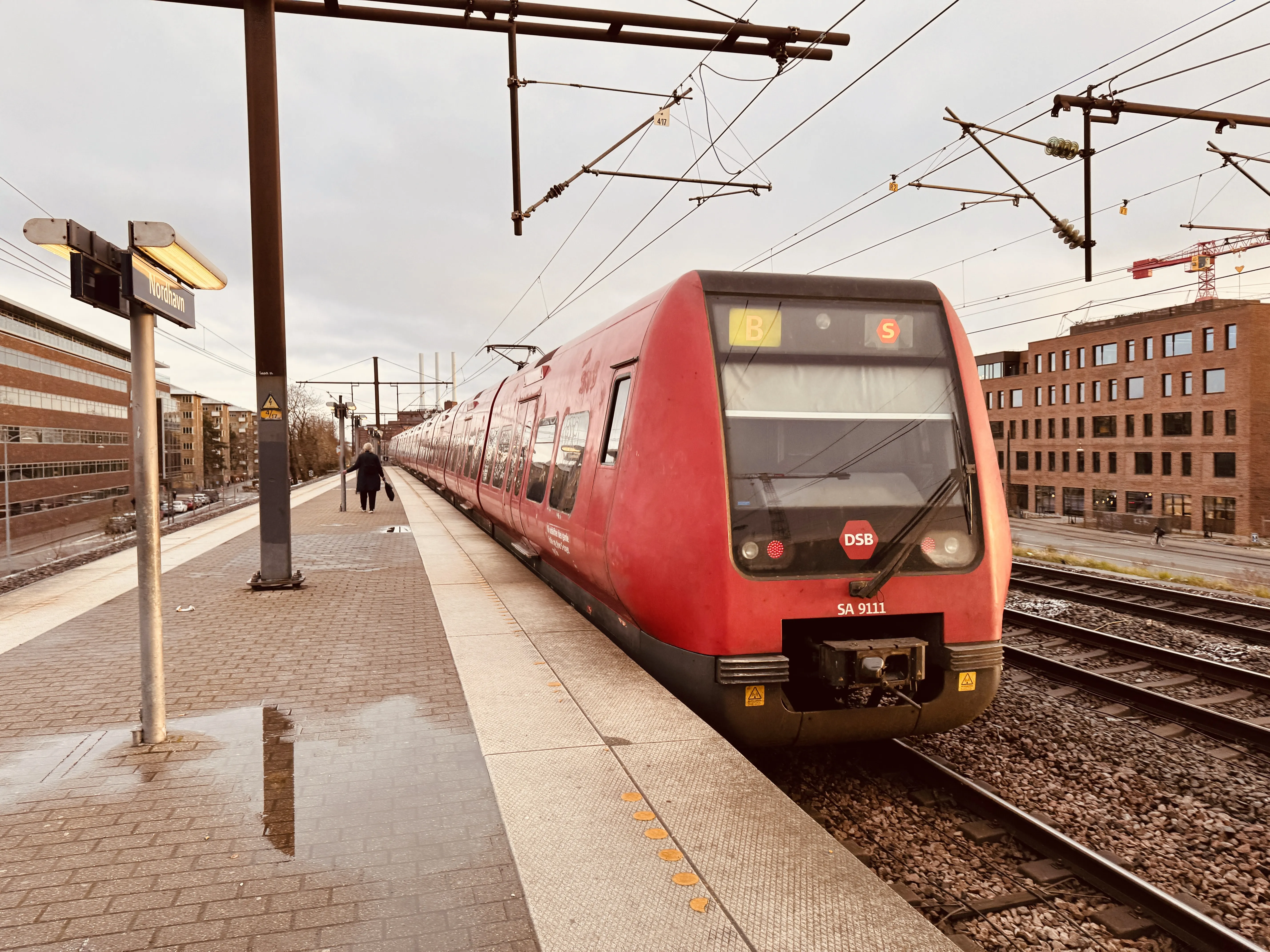 Billede af DSB SA 8111 fotograferet ud for Nordhavn S-togstrinbræt.