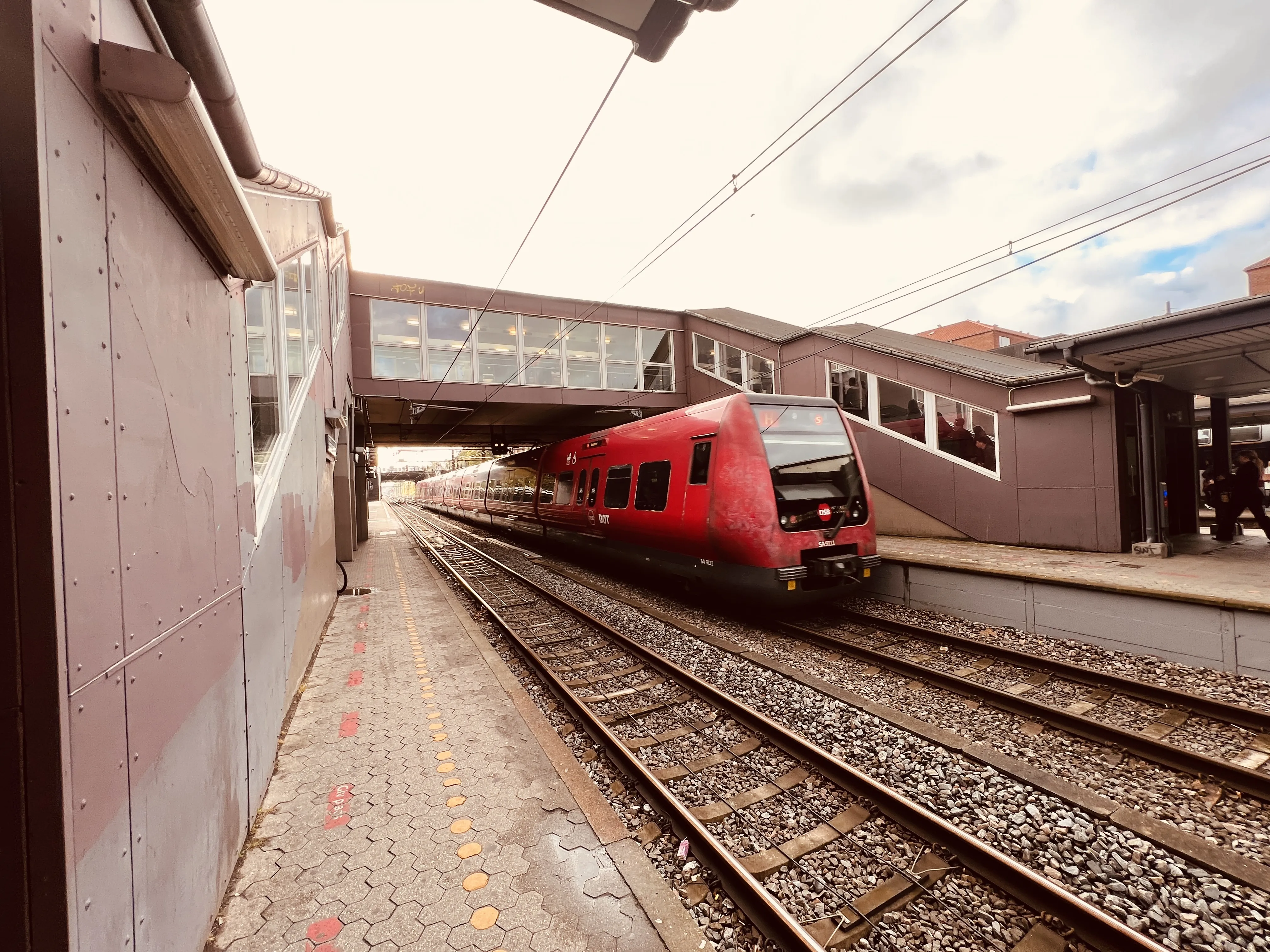 Billede af DSB SA 8111 fotograferet ud for Valby Station.