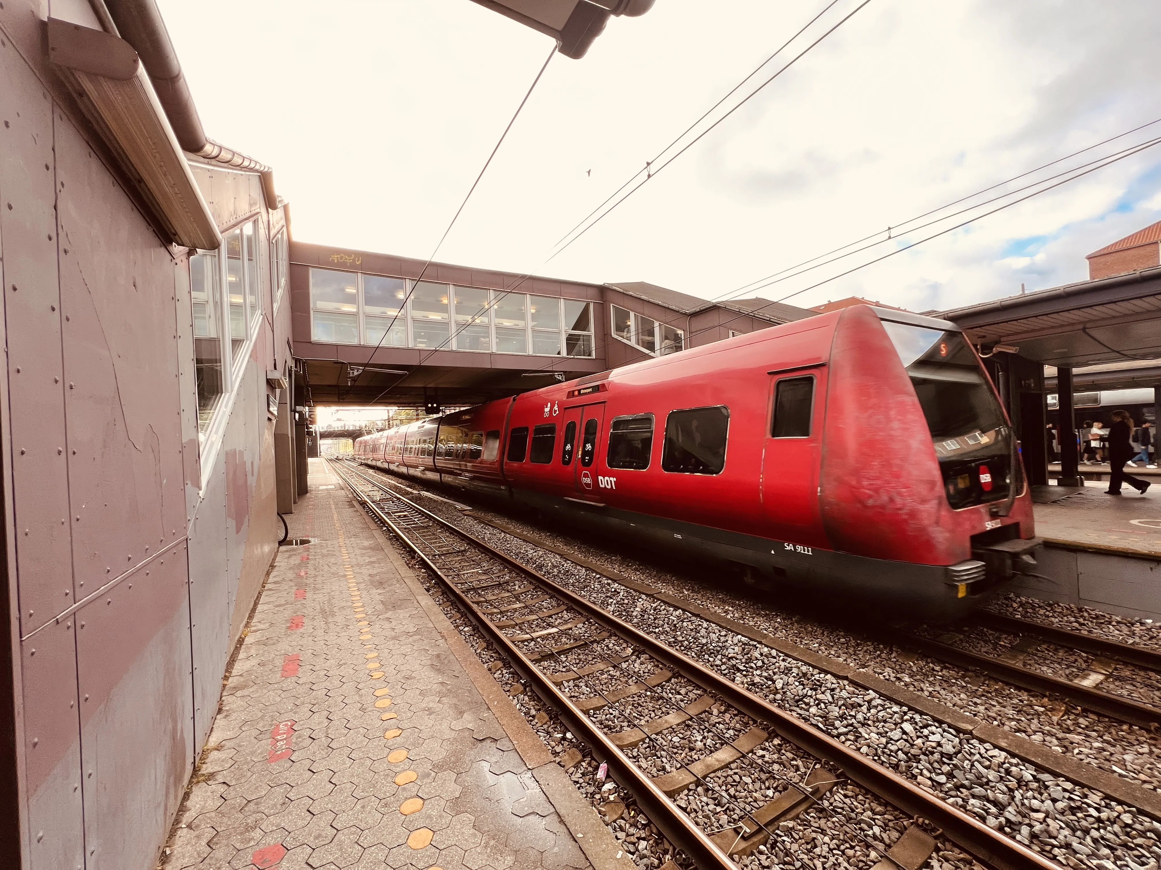 Billede af DSB SA 8111 fotograferet ud for Valby Station.