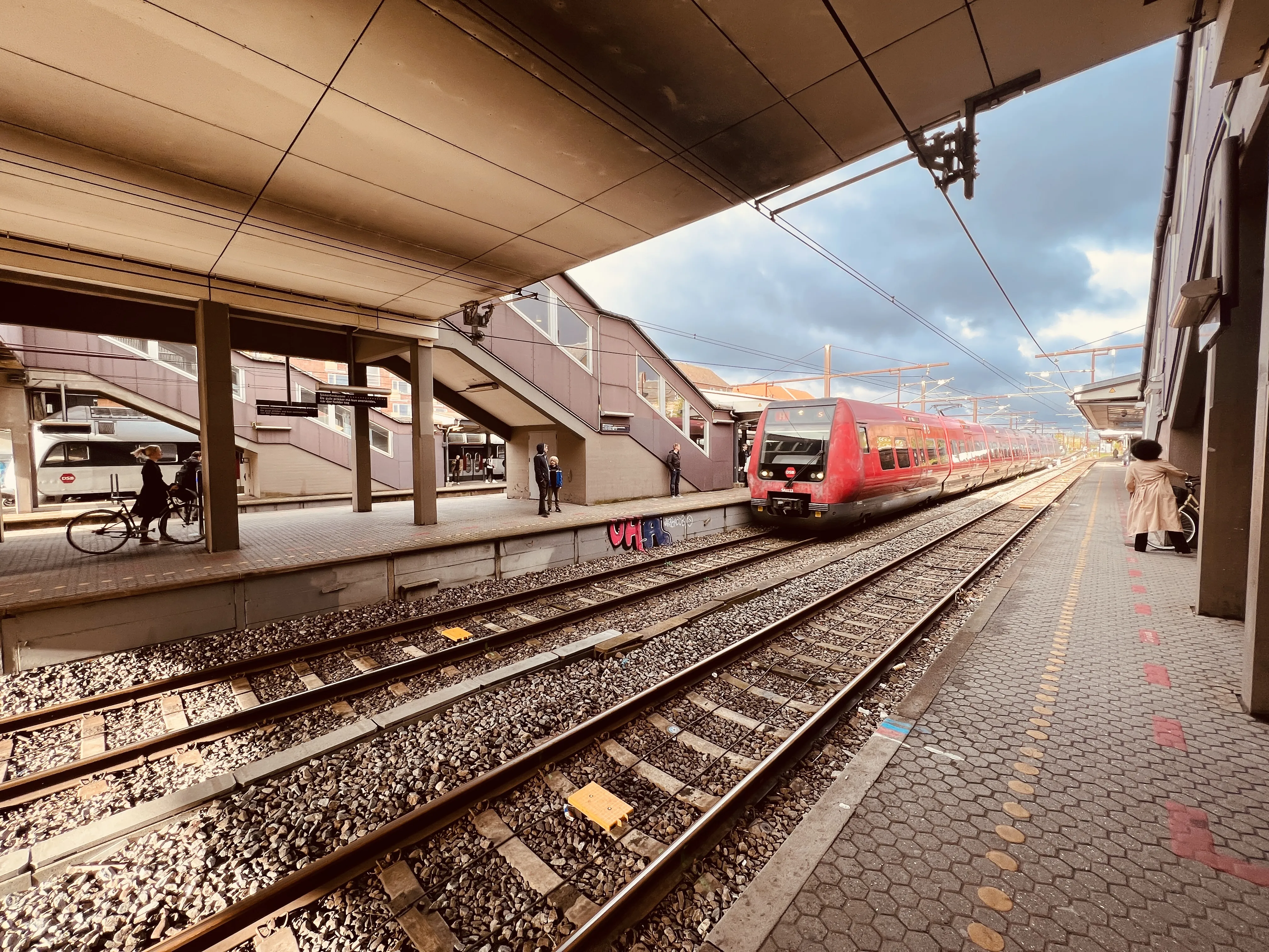 Billede af DSB SA 8111 fotograferet ud for Valby Station.