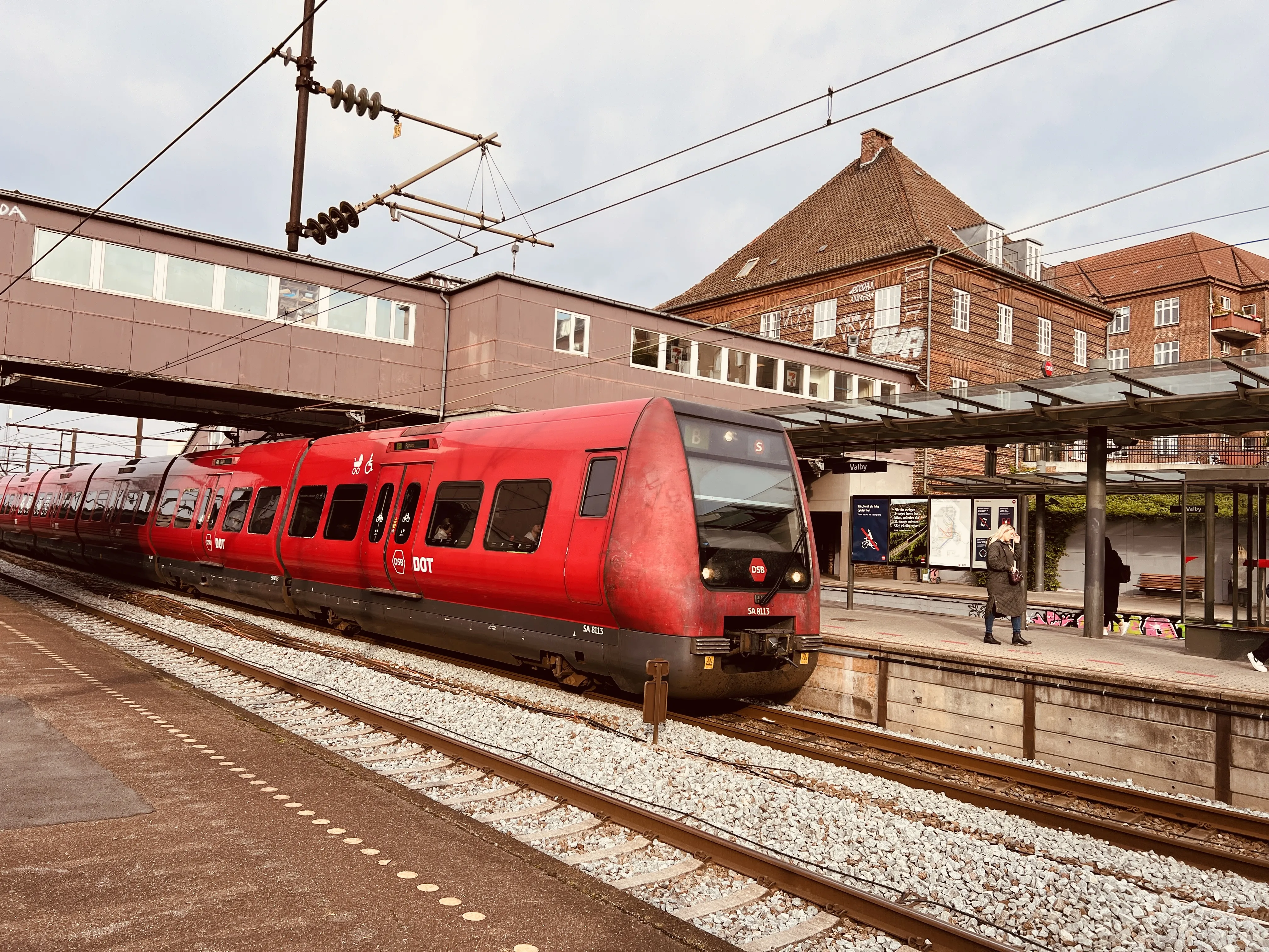 Billede af DSB SA 8113 fotograferet ud for Valby Station.