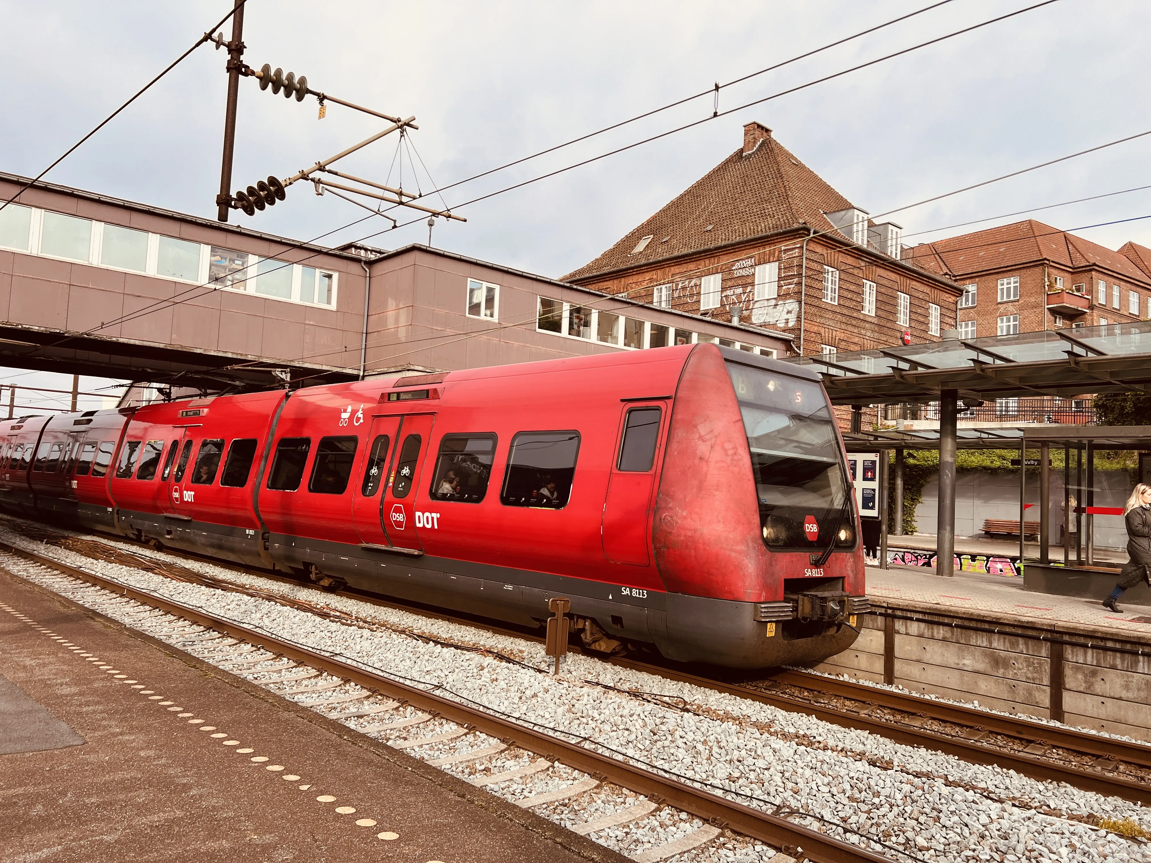 Billede af DSB SA 8113 fotograferet ud for Valby Station.