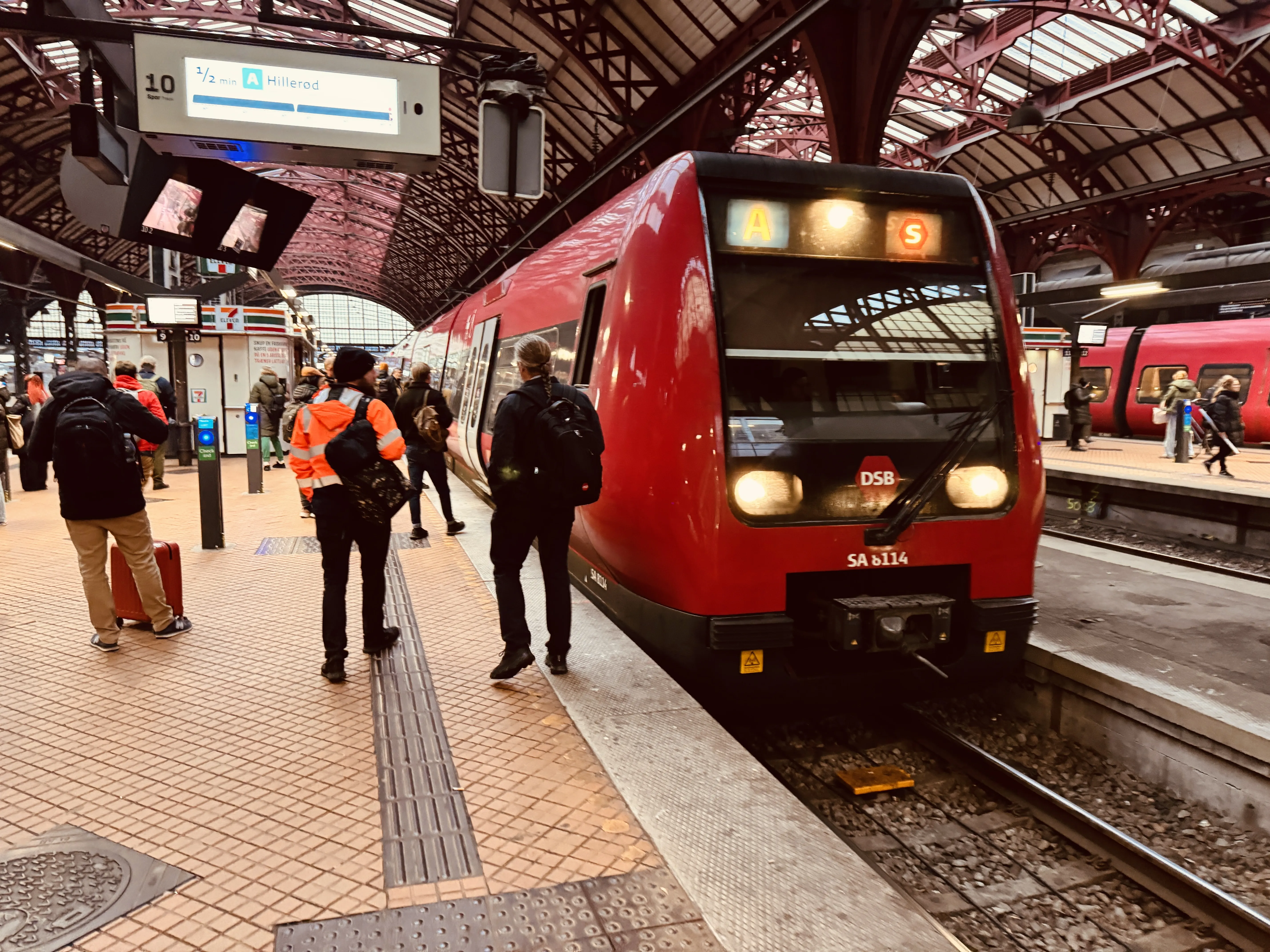 Billede af DSB SA 8114 fotograferet ud for København Hovedbanegård.