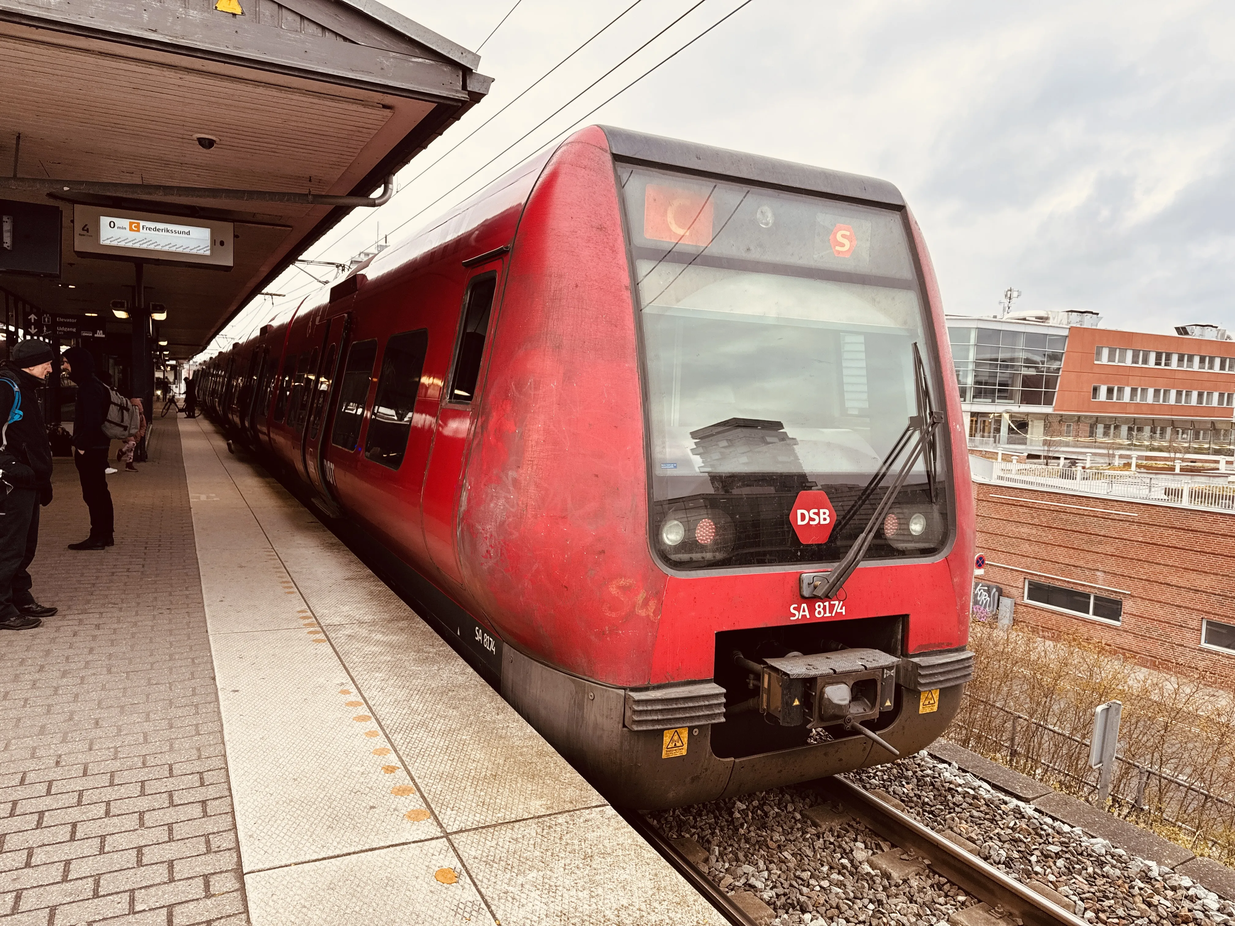 Billede af DSB SA 8114 fotograferet ud for Nordhavn S-togstrinbræt.