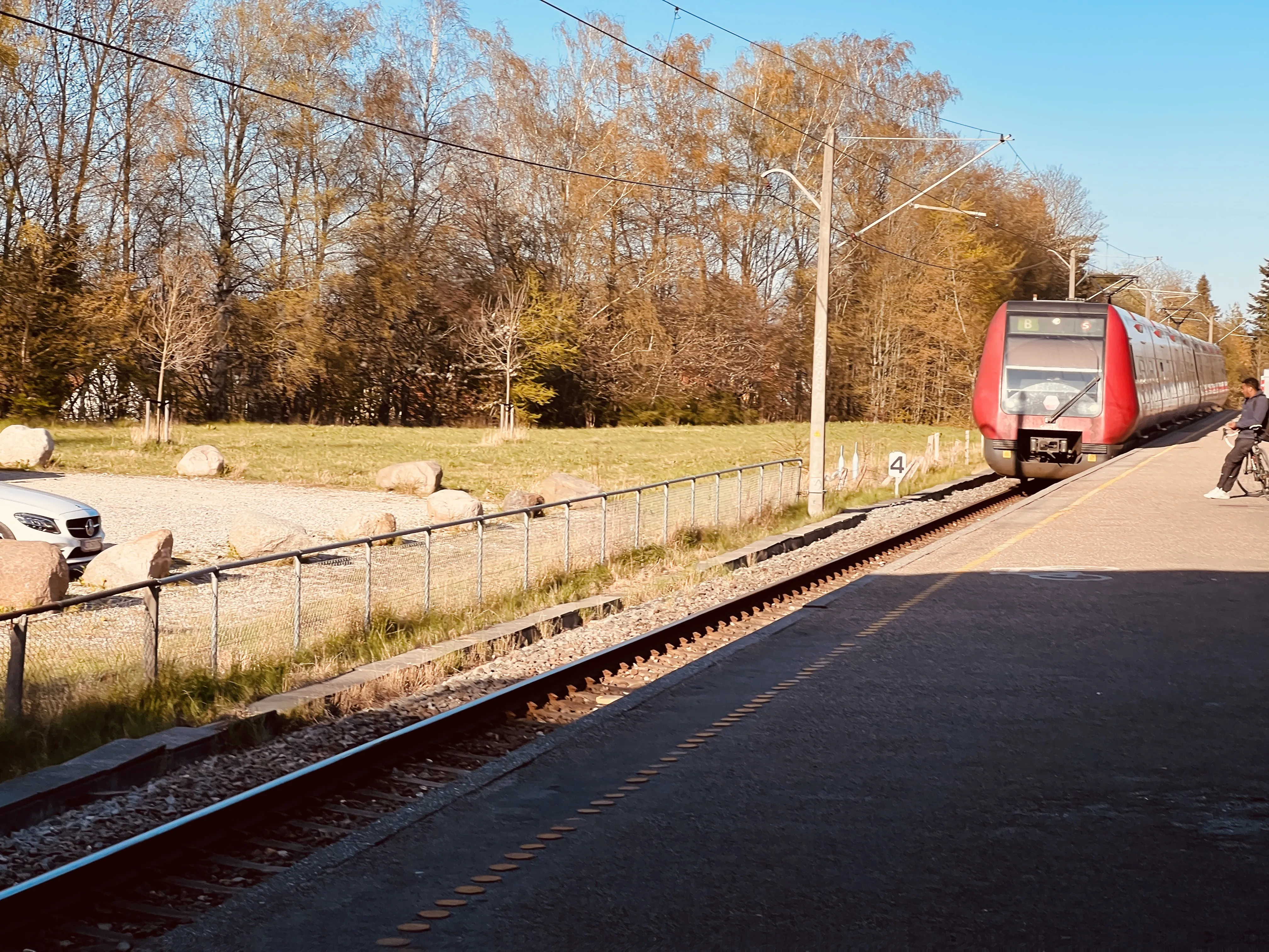 Billede af DSB SA 8114 fotograferet ud for Skovbrynet S-togstrinbræt.