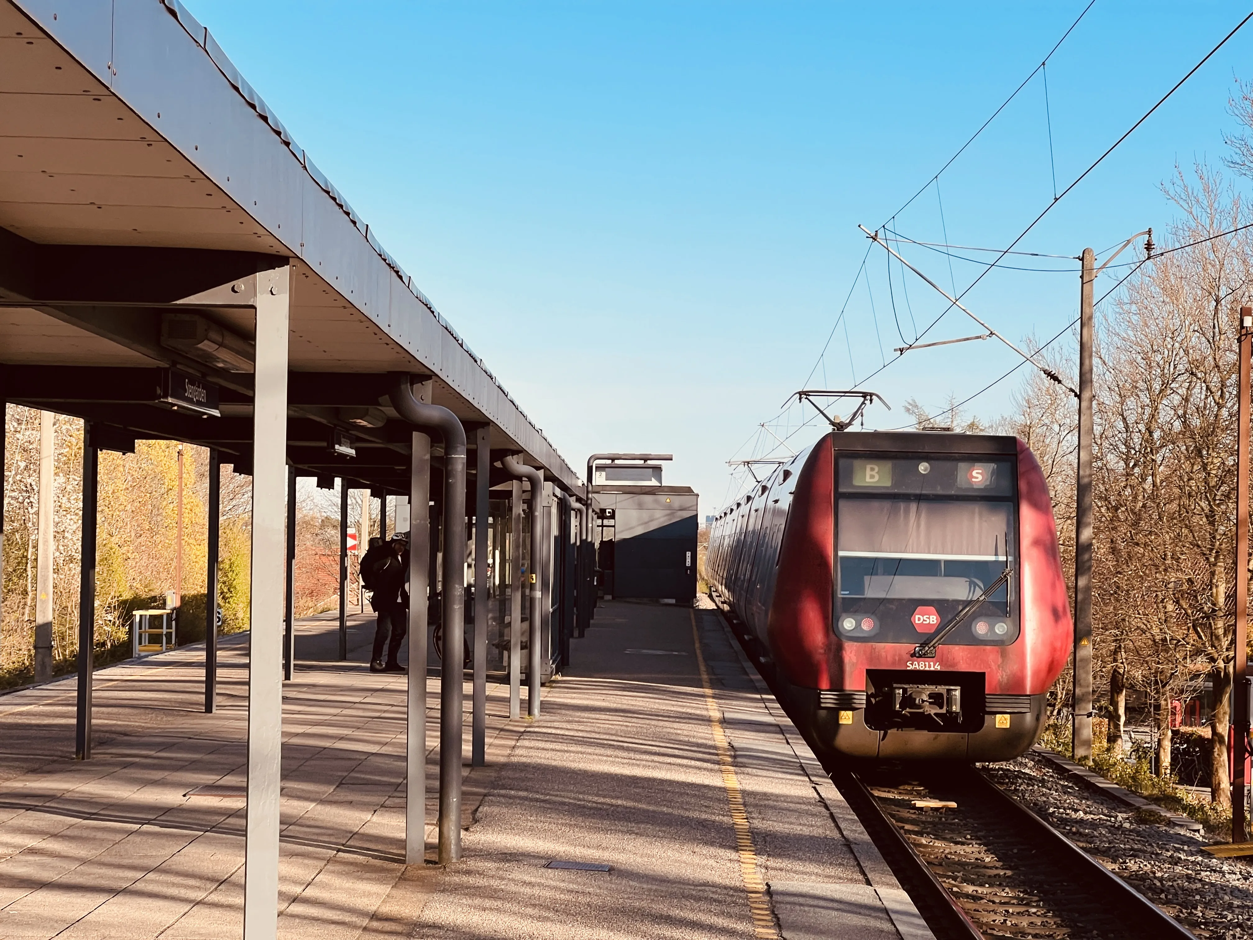 Billede af DSB SA 8114 fotograferet ud for Stengården S-togstrinbræt.