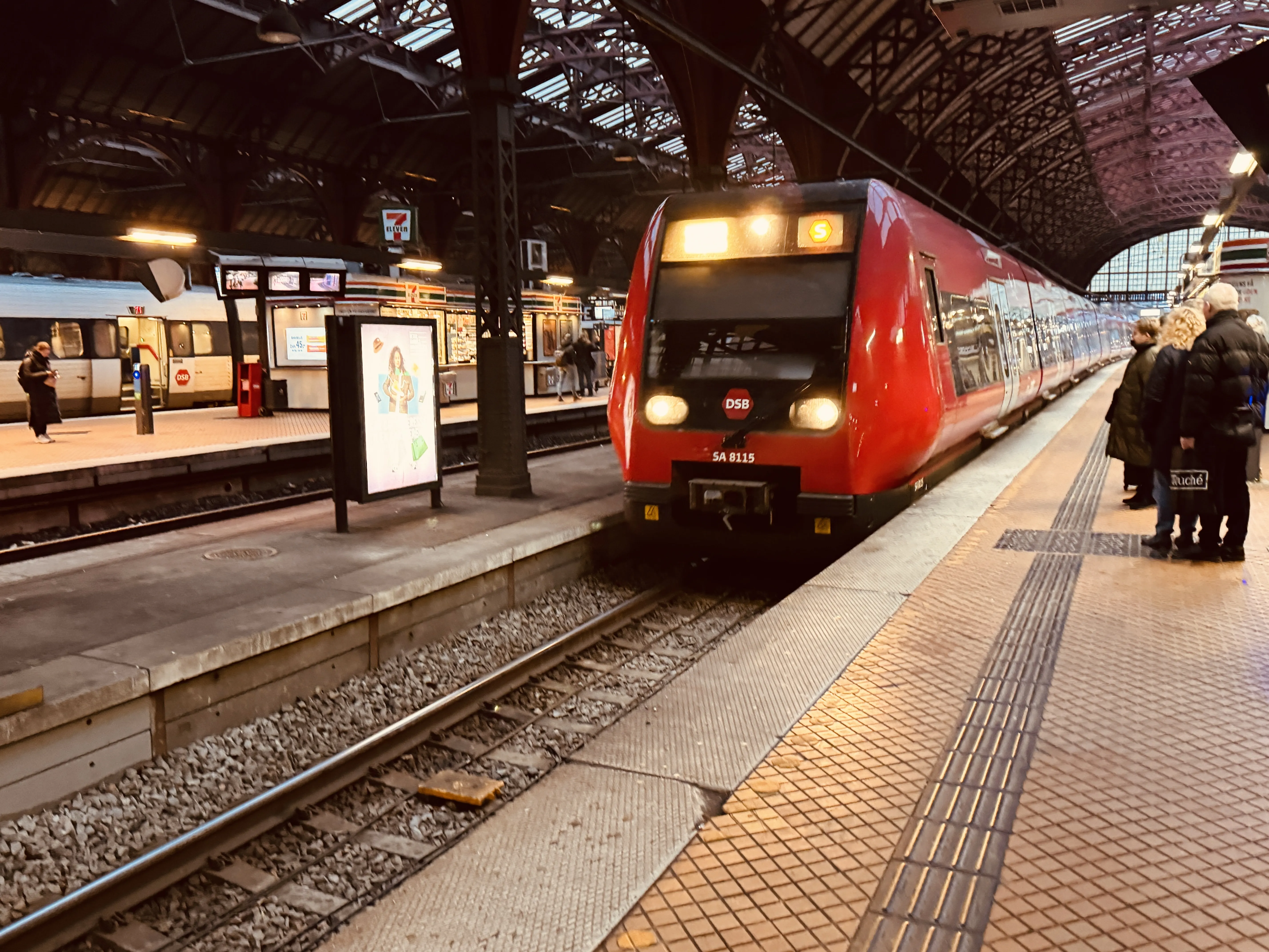 Billede af DSB SA 8115 fotograferet ud for København Hovedbanegård.