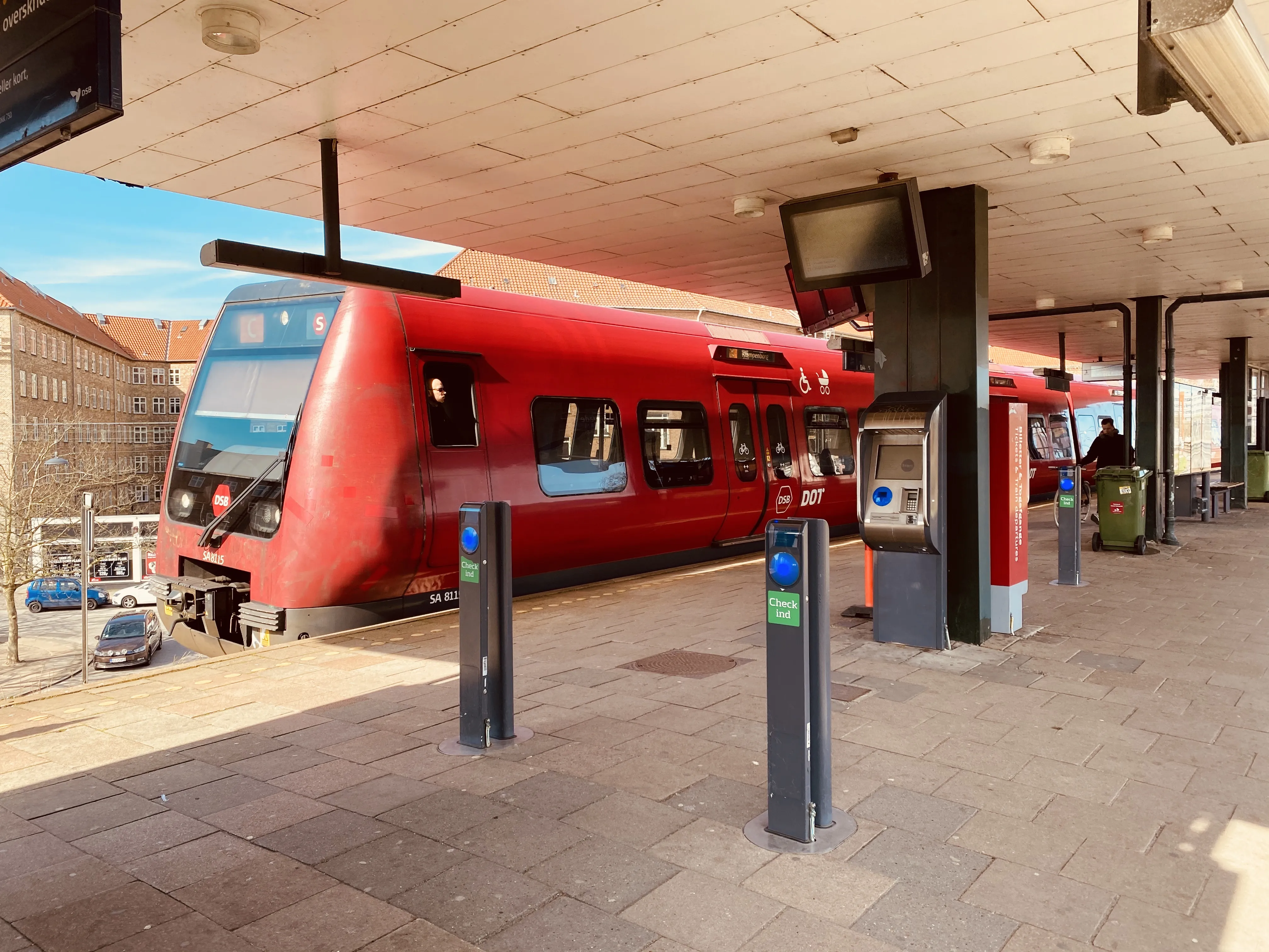 Billede af DSB SA 8115 fotograferet ud for Langgade S-togstrinbræt.