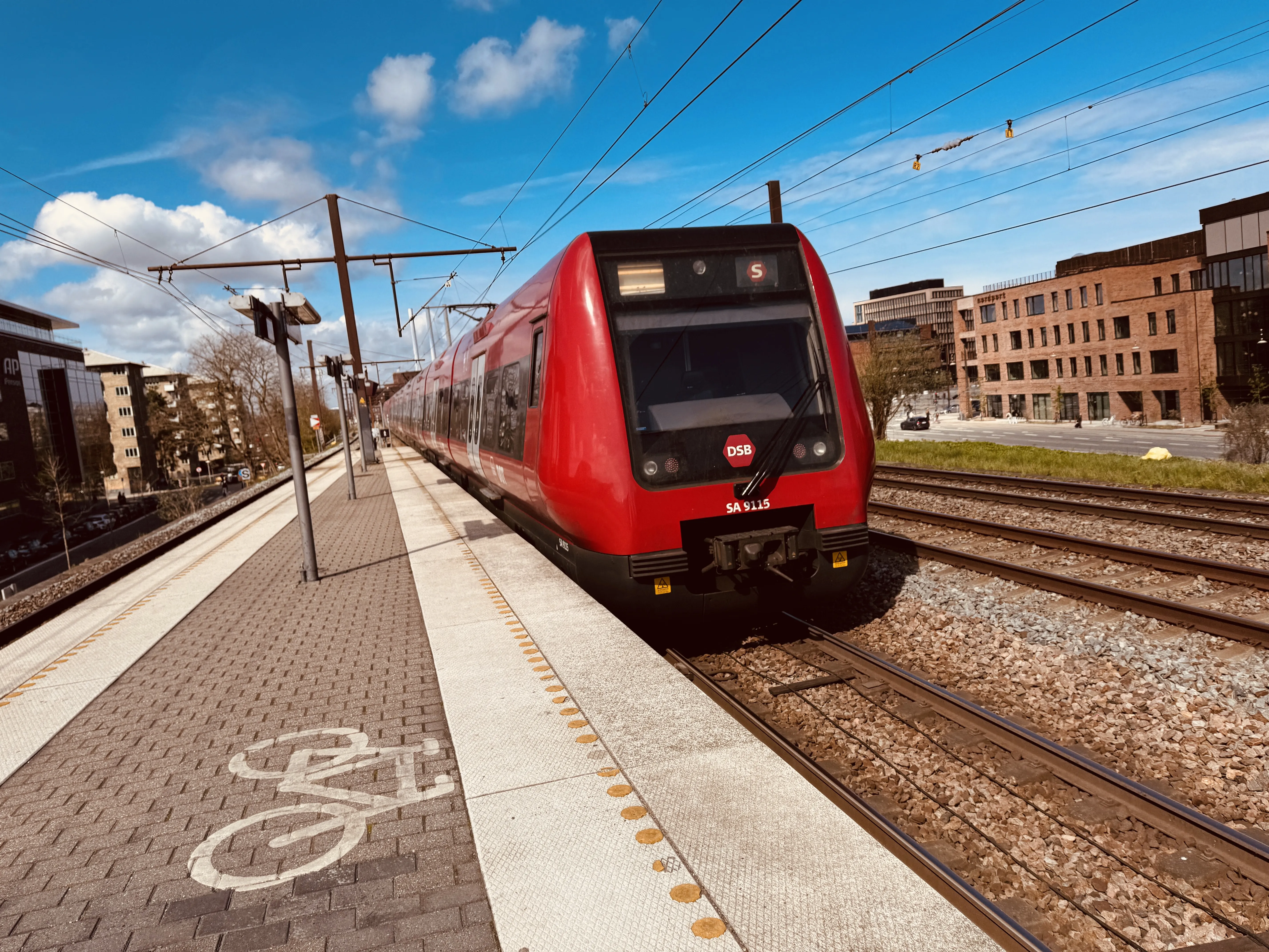 Billede af DSB SA 8115 fotograferet ud for Nordhavn S-togstrinbræt.