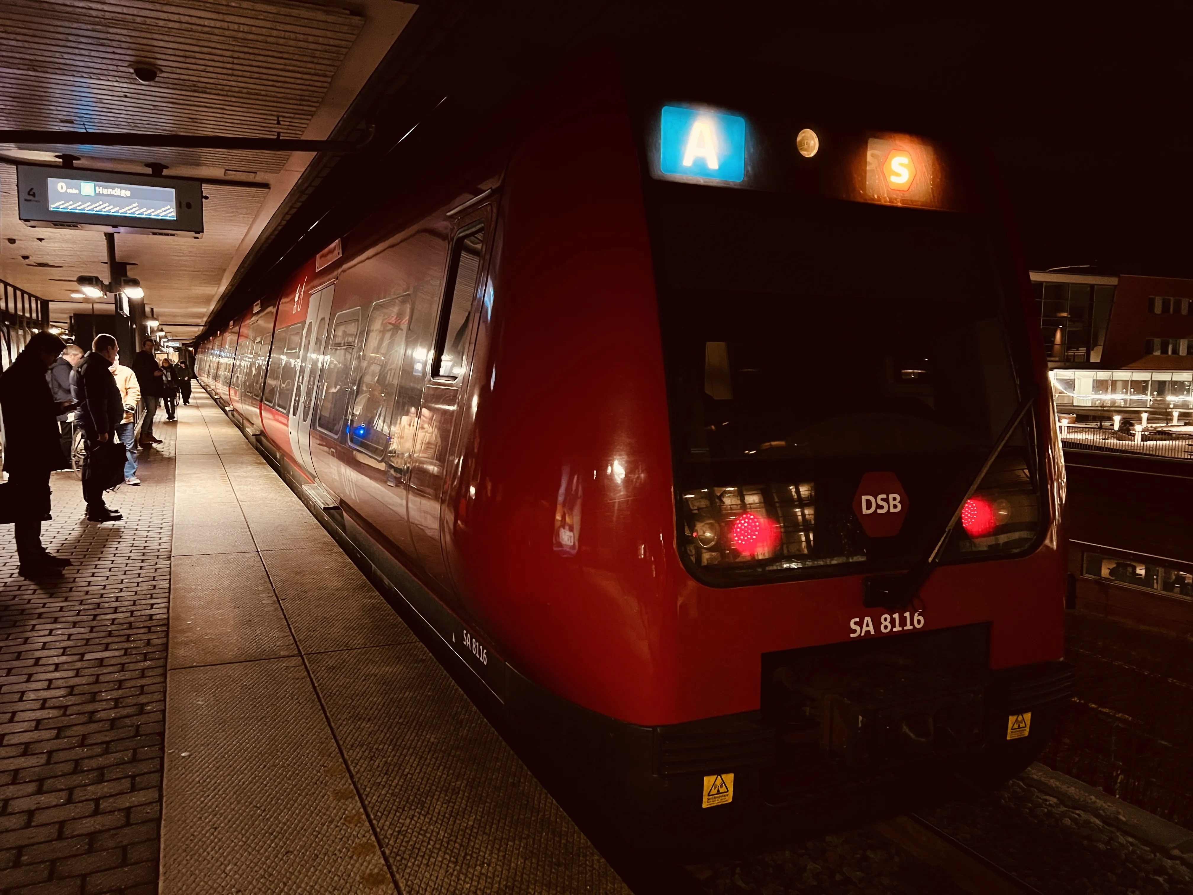 Billede af DSB SA 8116 fotograferet ud for Nordhavn S-togstrinbræt.