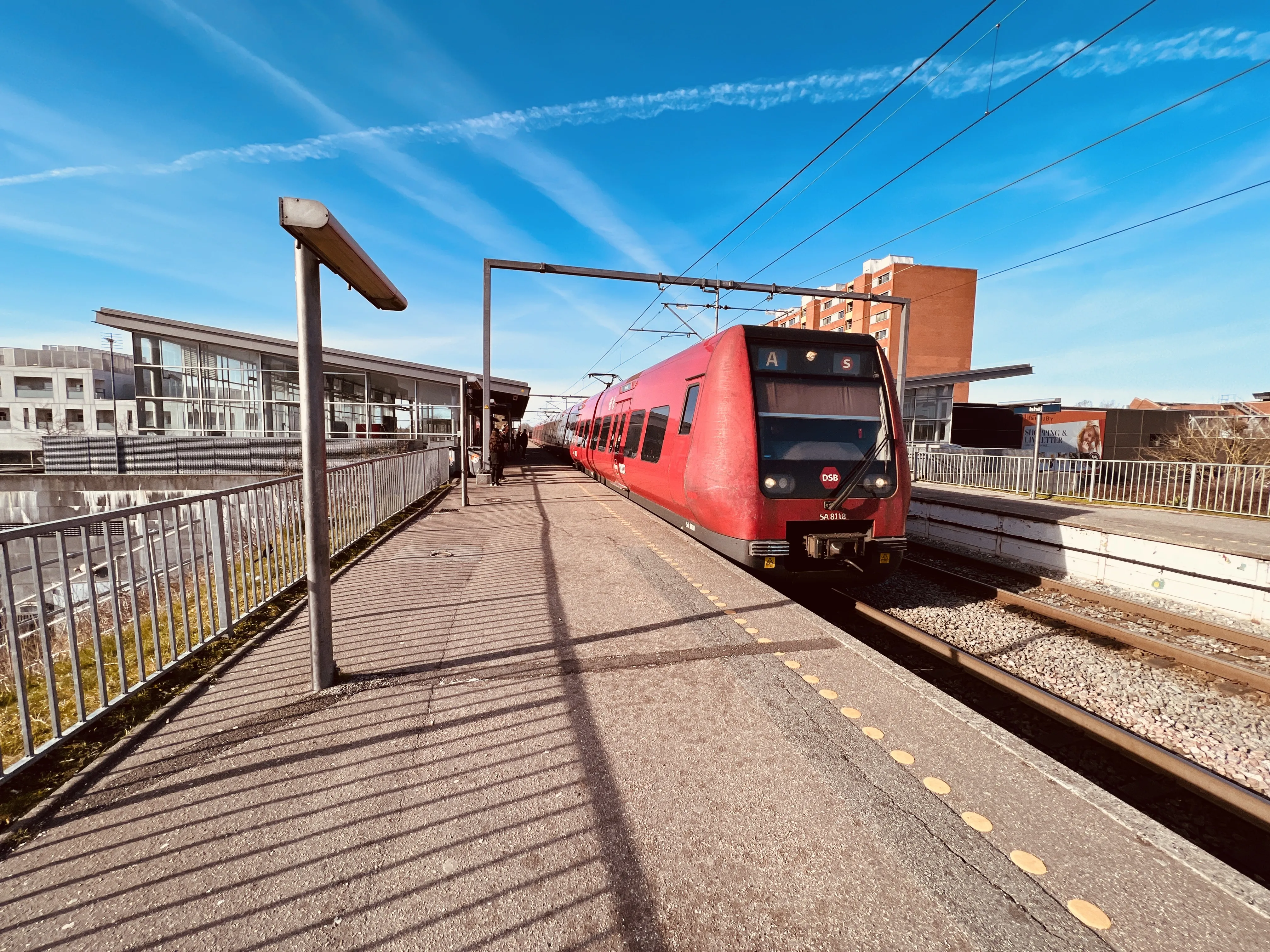 Billede af DSB SA 8118 fotograferet ud for Ishøj S-togsstation.