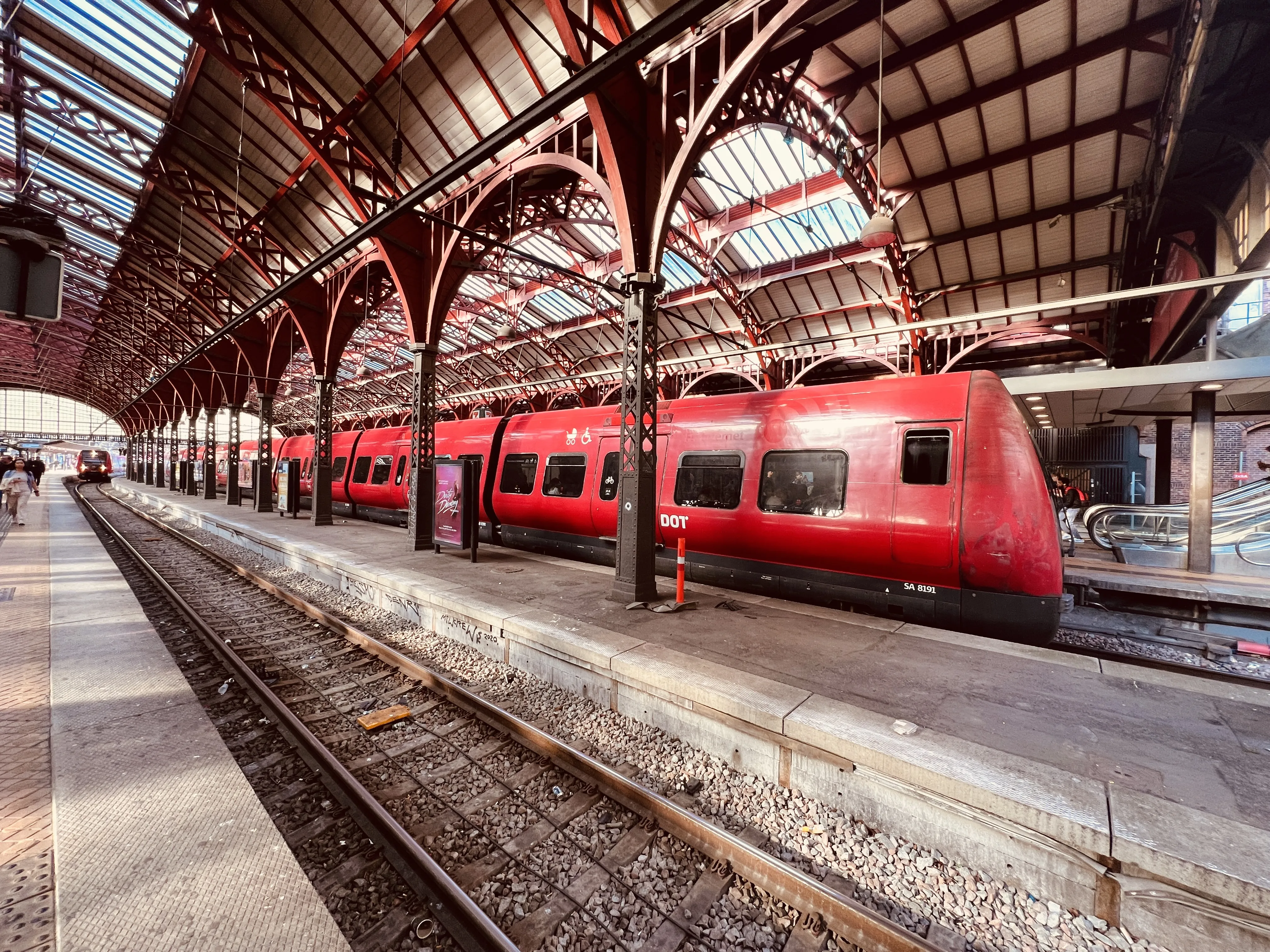 Billede af DSB SA 8118 fotograferet ud for København Hovedbanegård.