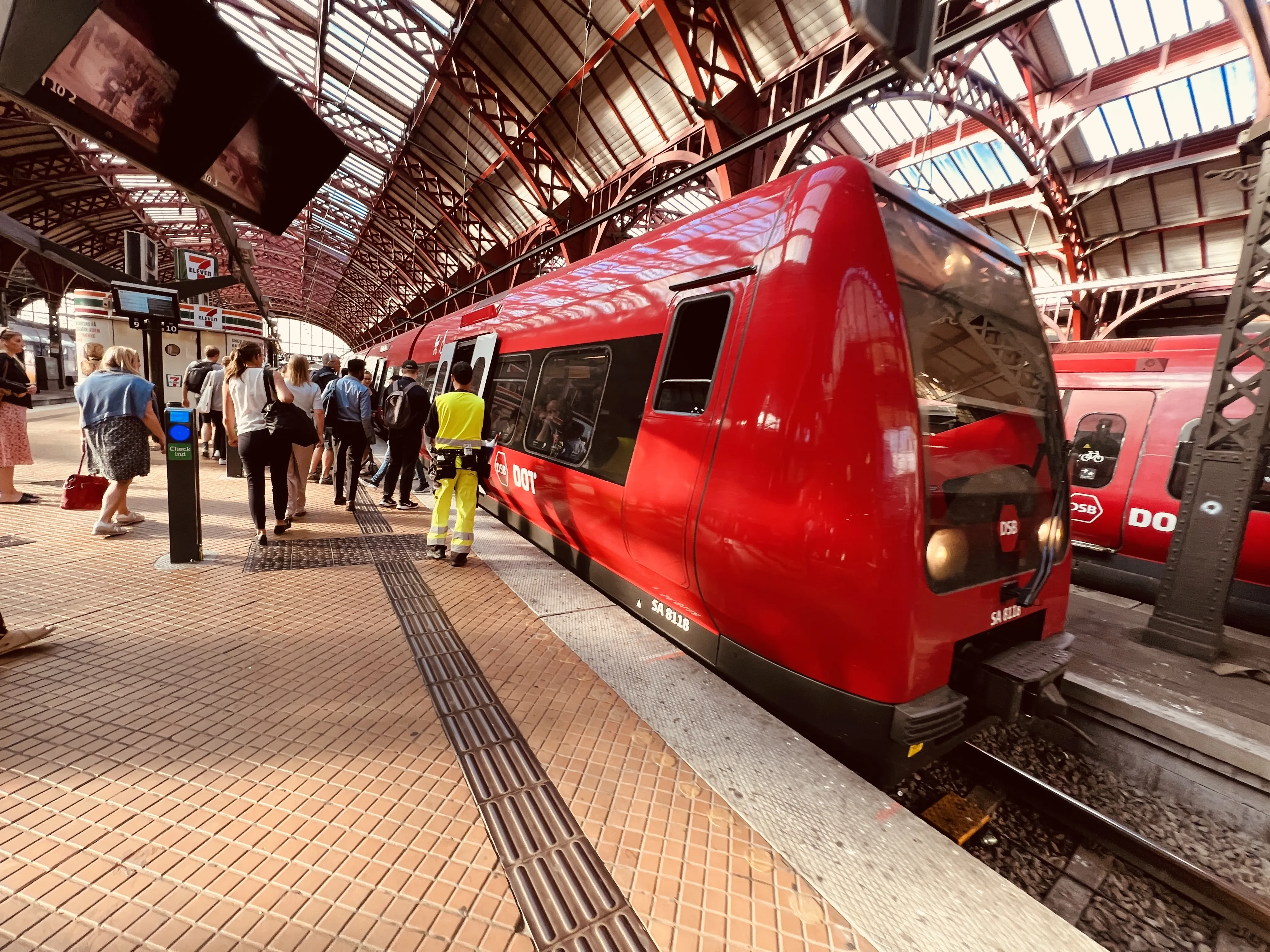 Billede af DSB SA 8118 fotograferet ud for København Hovedbanegård.