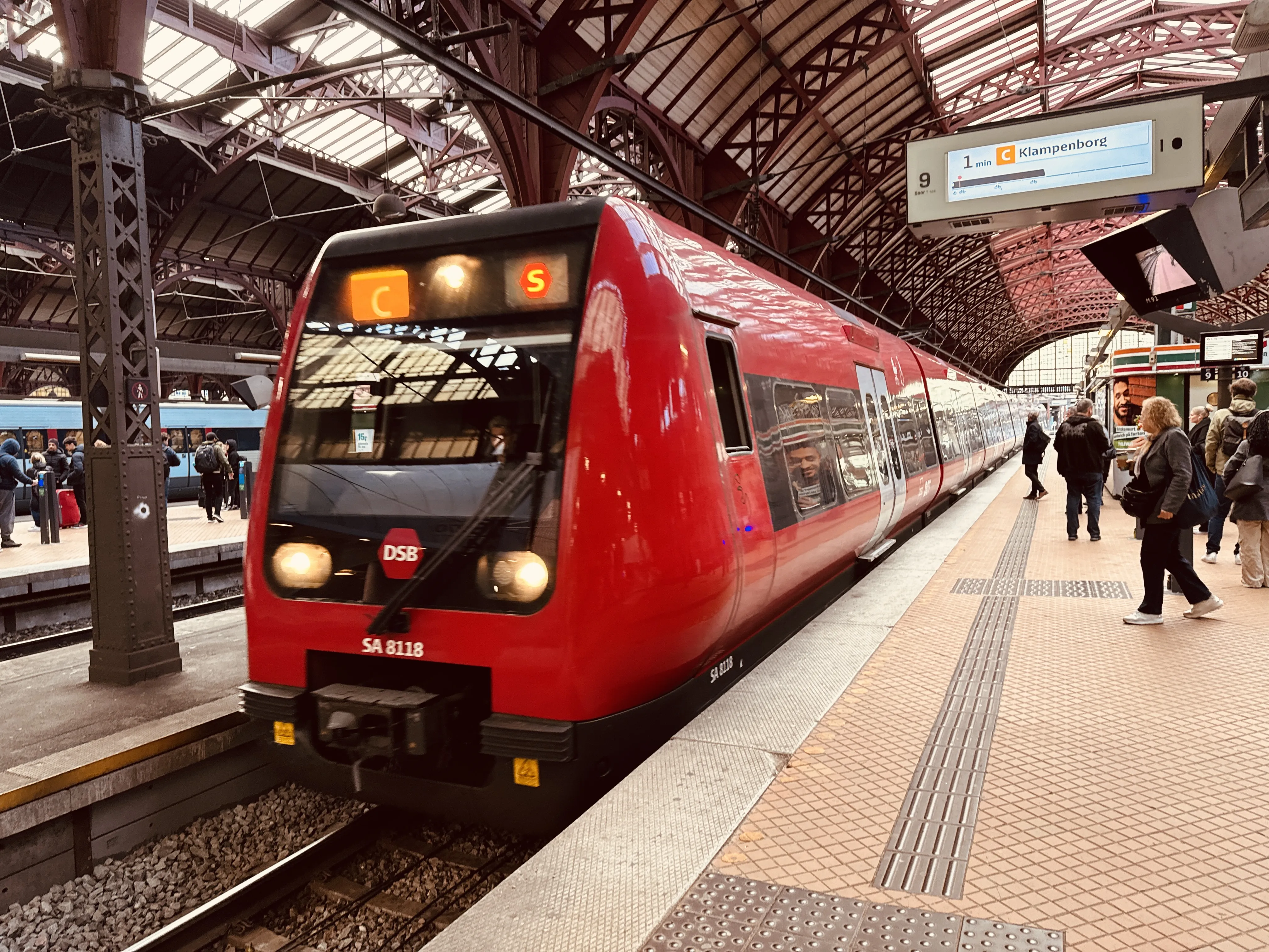 Billede af DSB SA 8118 fotograferet ud for København Hovedbanegård.