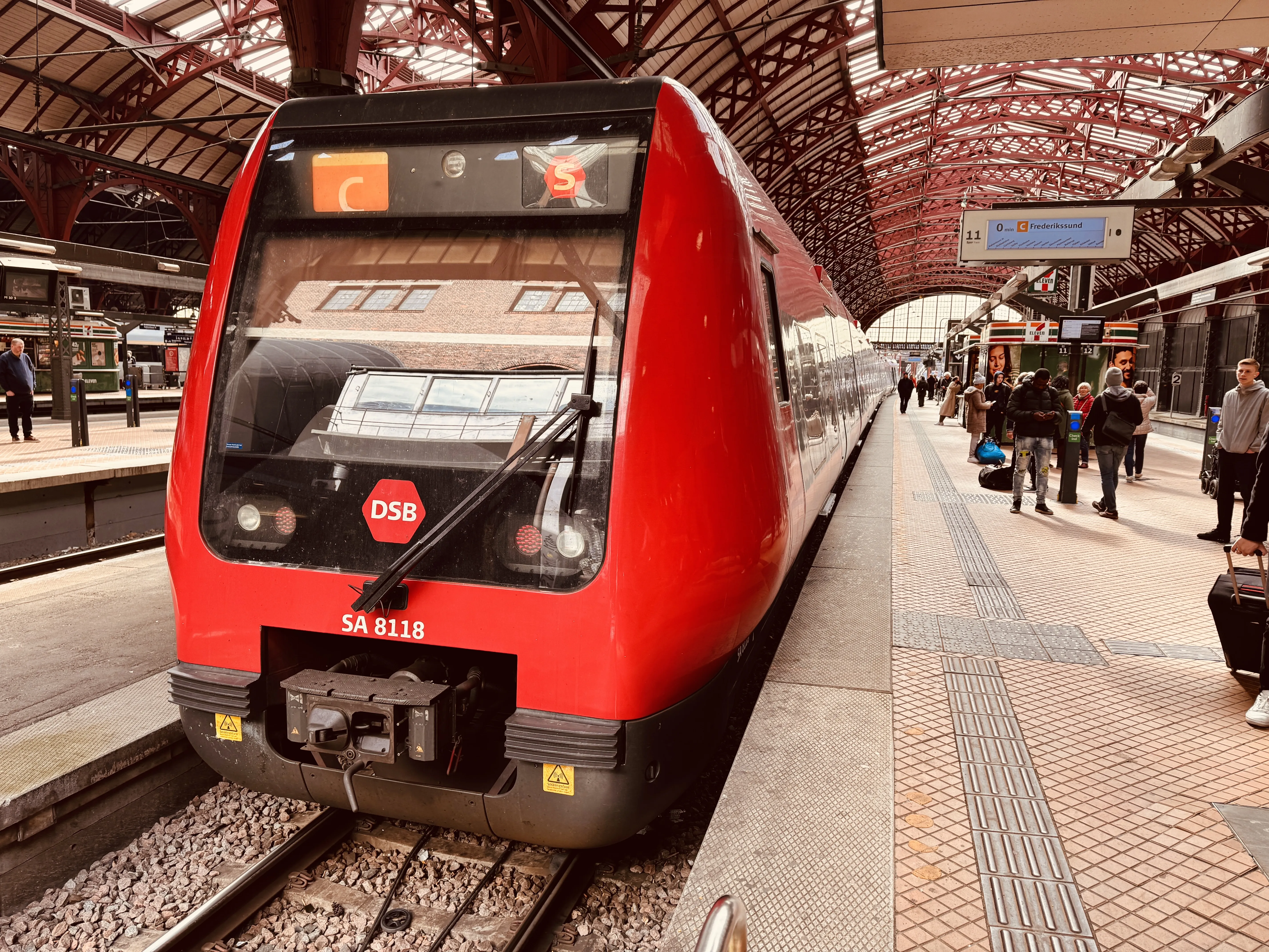 Billede af DSB SA 8118 fotograferet ud for København Hovedbanegård.